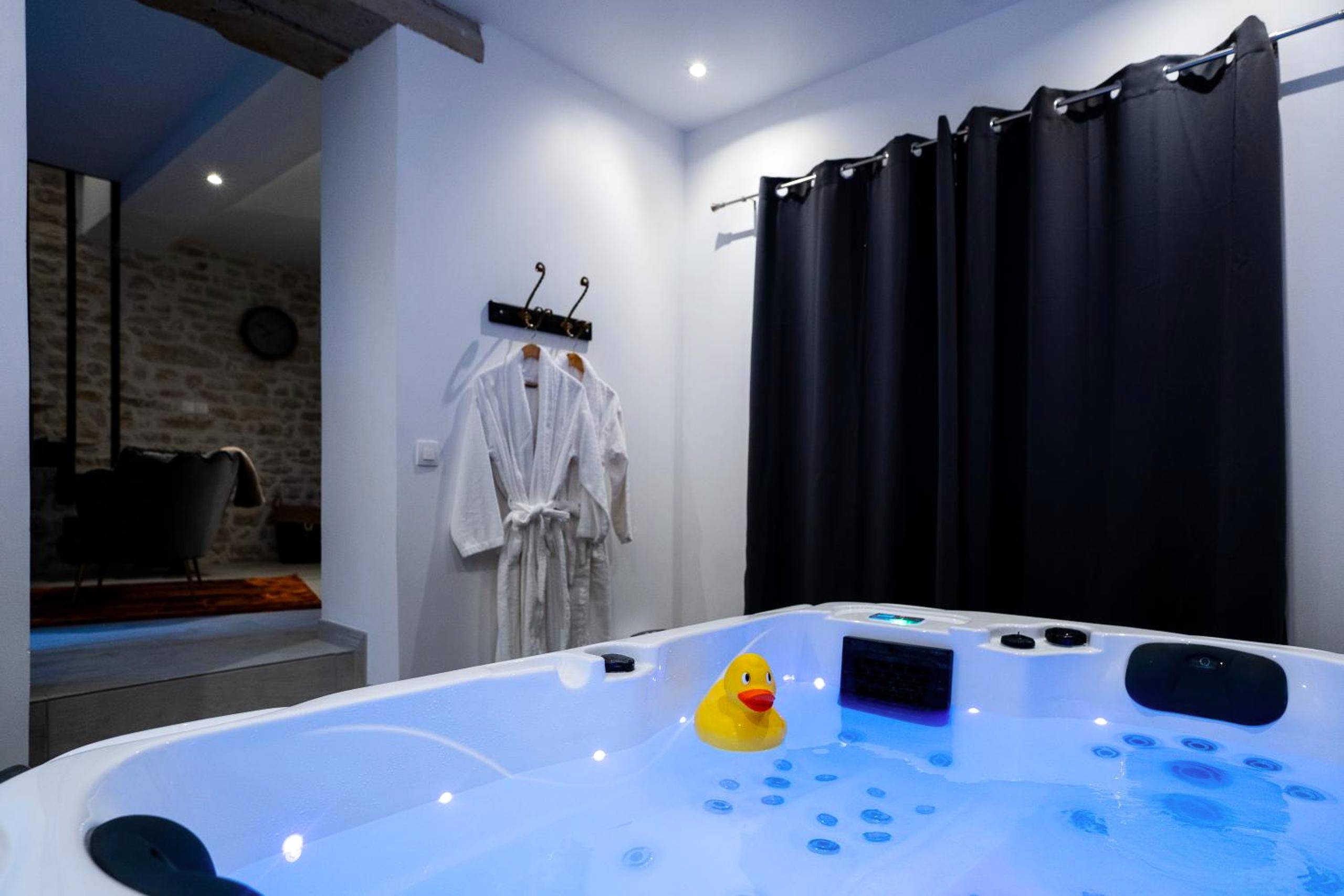 Jacuzzi privatif avec peignoirs et canard jaune - Love Room Une Pause à Deux - Jacuzzi - Chambre Secrète