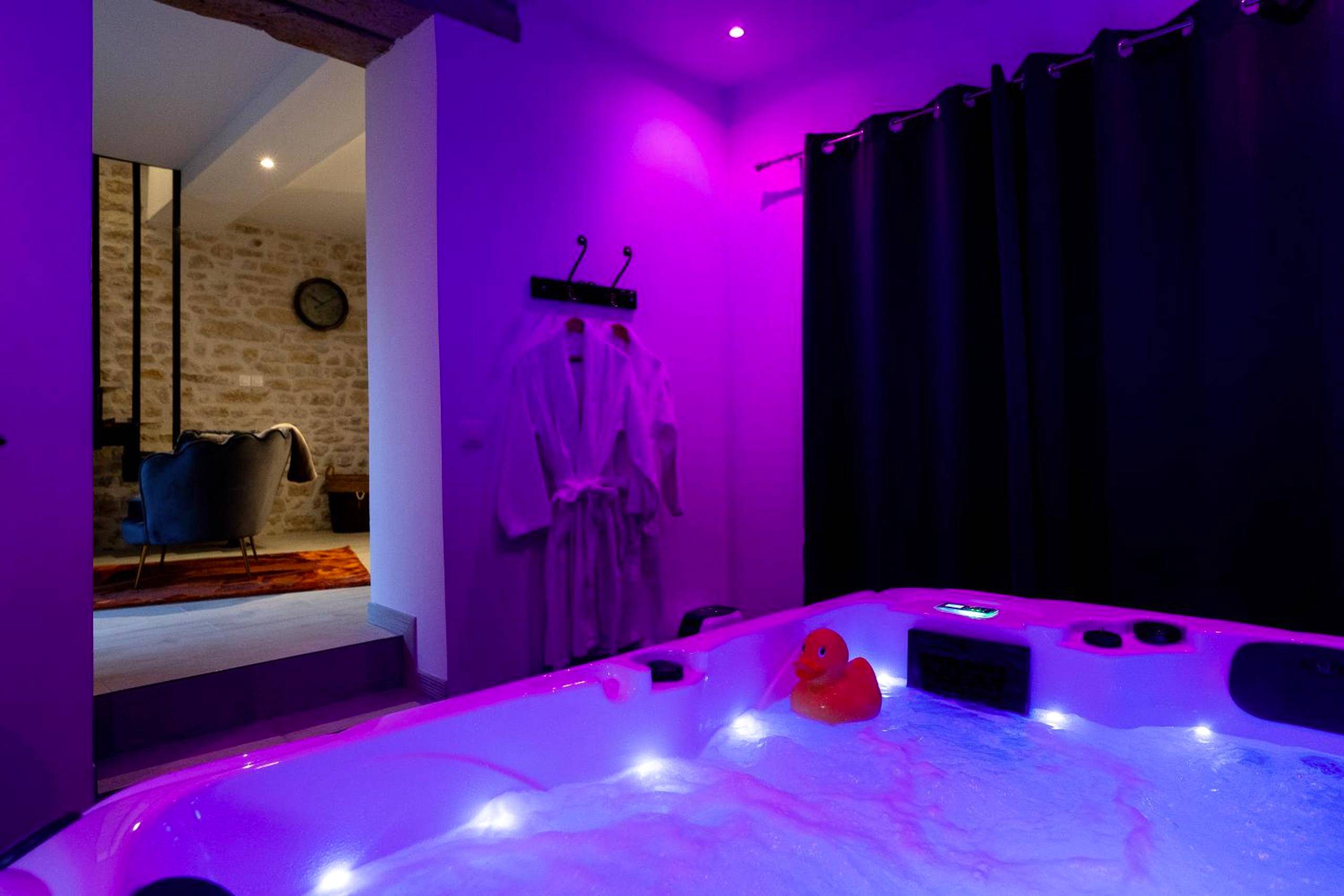 Jacuzzi avec éclairage LED violet et peignoirs - Love Room Une Pause à Deux - Jacuzzi - Chambre Secrète