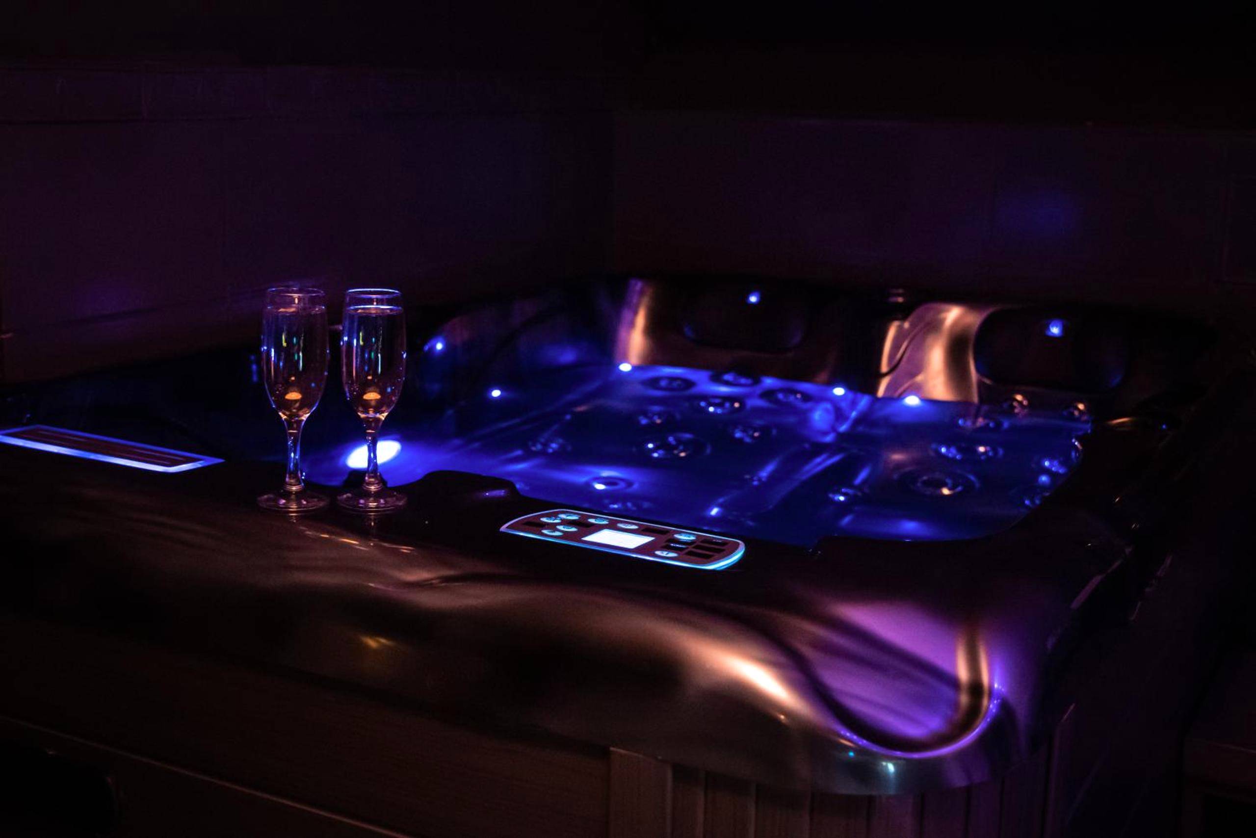 Jacuzzi privatif avec éclairage bleu et flûtes - Love Room Sorbais - PAUSE NATURE SORBAIS Chambre avec SPA, HAMMAM...