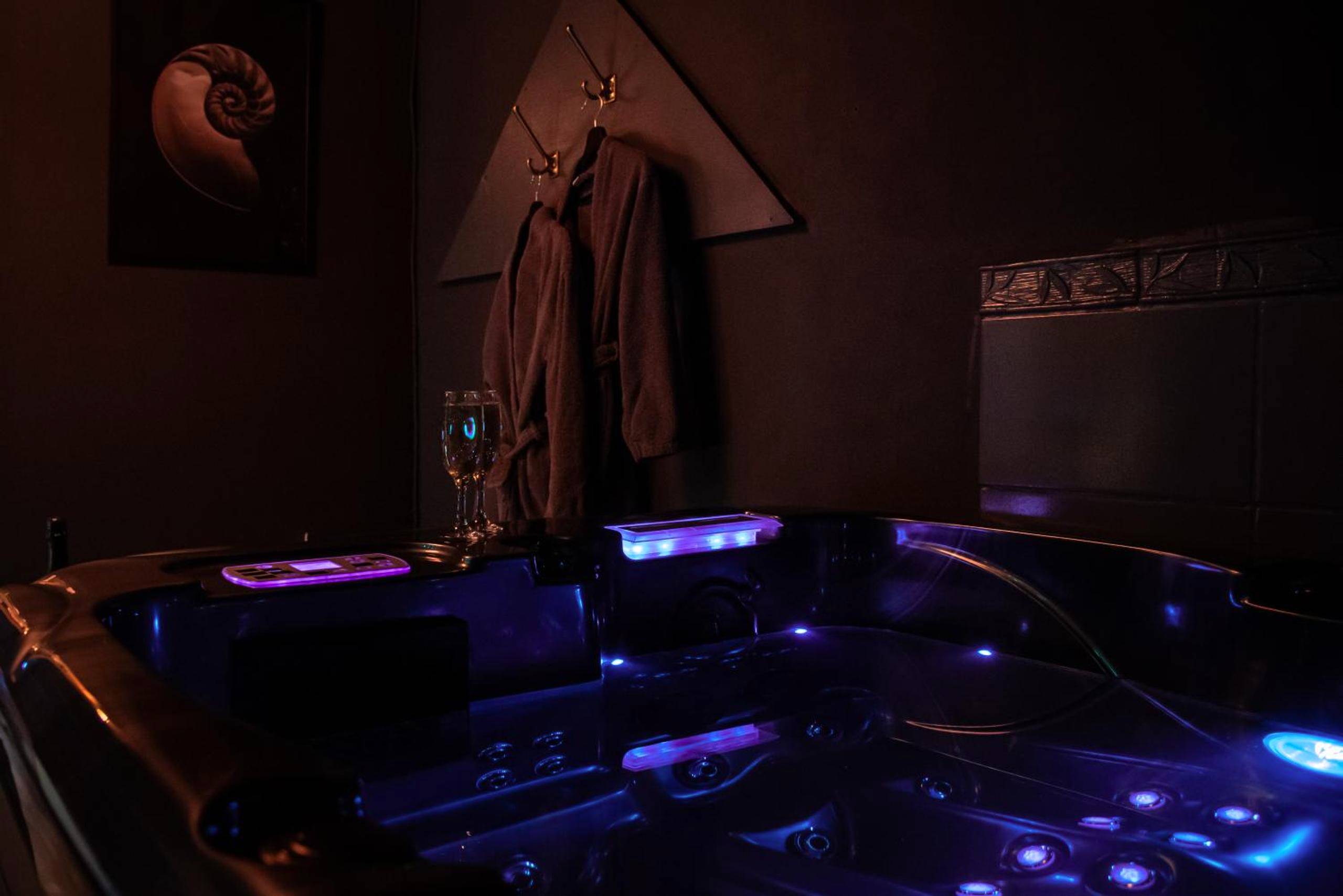 Photo du logement - PAUSE NATURE SORBAIS Chambre avec SPA, HAMMAM Shower, SAUNA, STREAMING et arrivée autonome - Sorbais