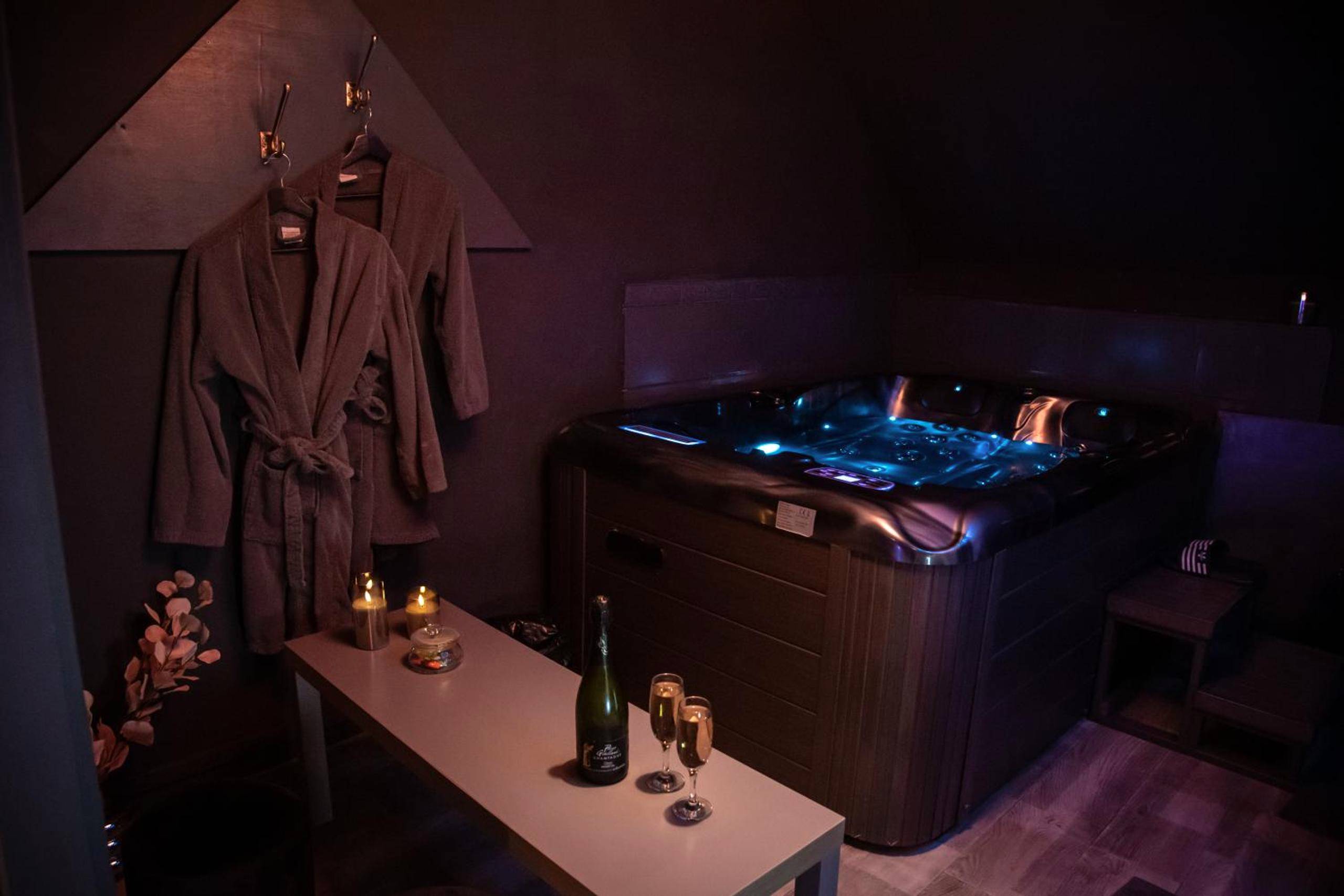 Espace détente avec spa, peignoirs et champagne - PAUSE NATURE SORBAIS Chambre avec SPA, HAMMAM Shower, SAUNA, STREAMING...