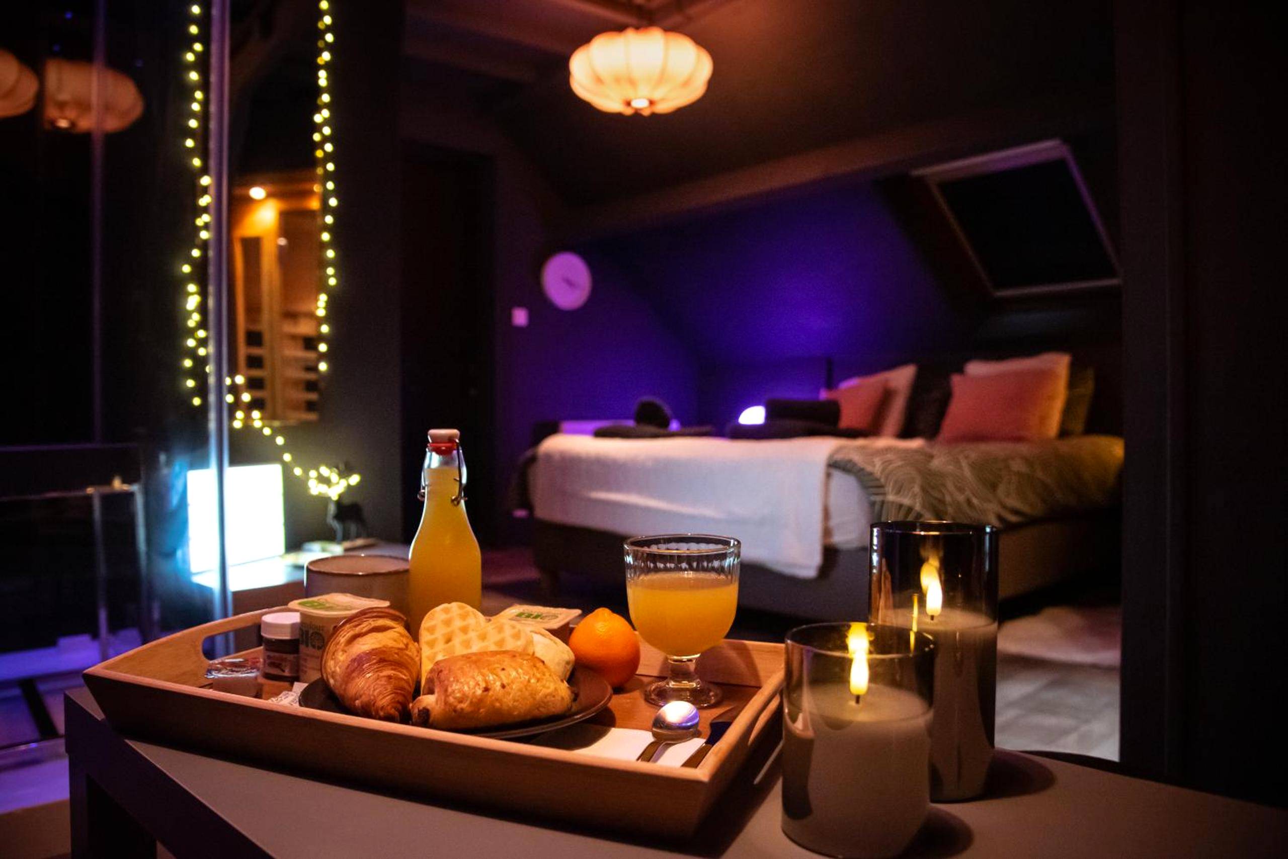 Plateau petit - déjeuner avec bougies et lit - PAUSE NATURE SORBAIS Chambre avec SPA, HAMMAM Shower, SAUNA, STREAMING et...