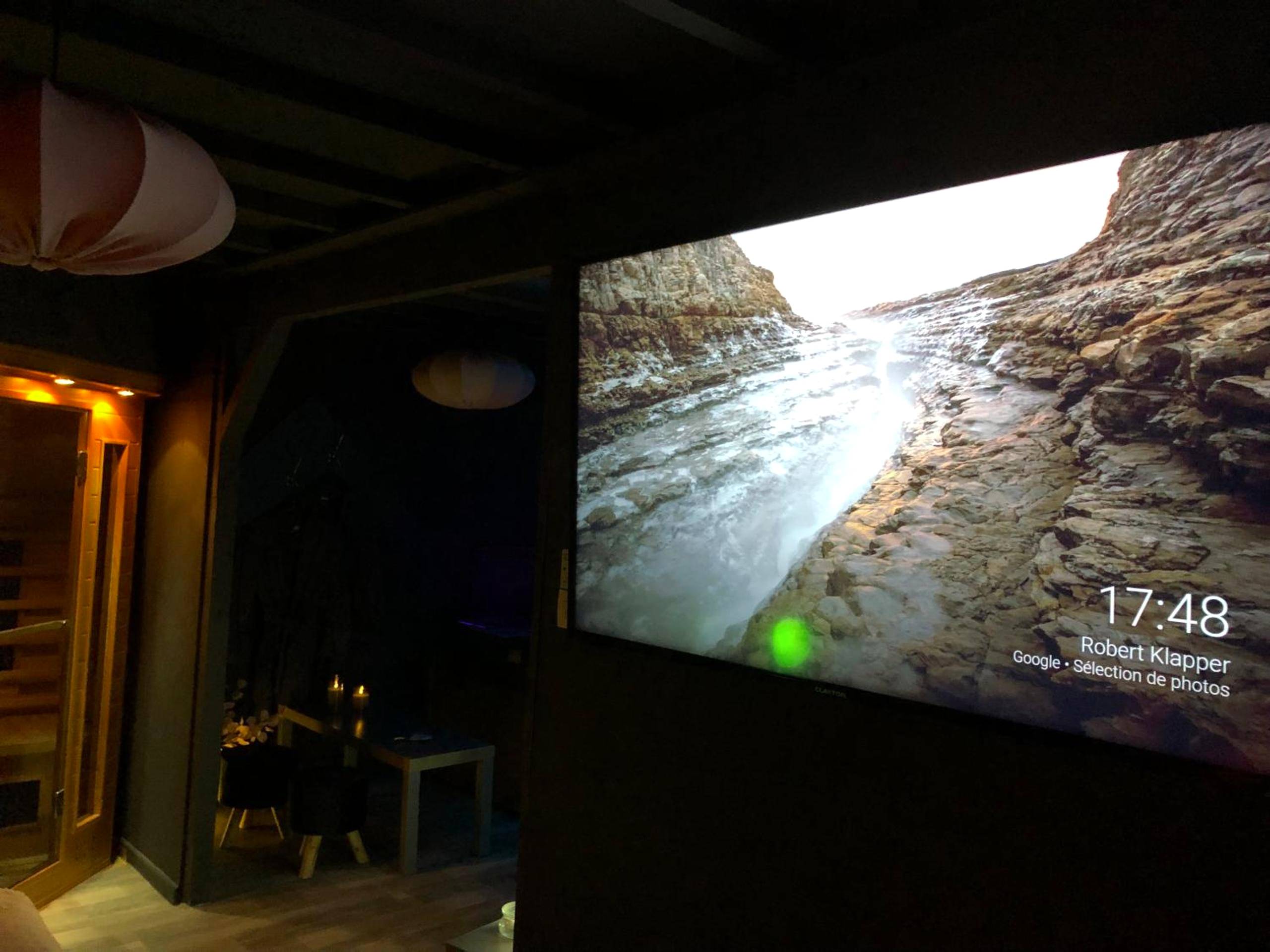 Grand écran de projection dans le salon - PAUSE NATURE SORBAIS Chambre avec SPA, HAMMAM Shower, SAUNA, STREAMING et...