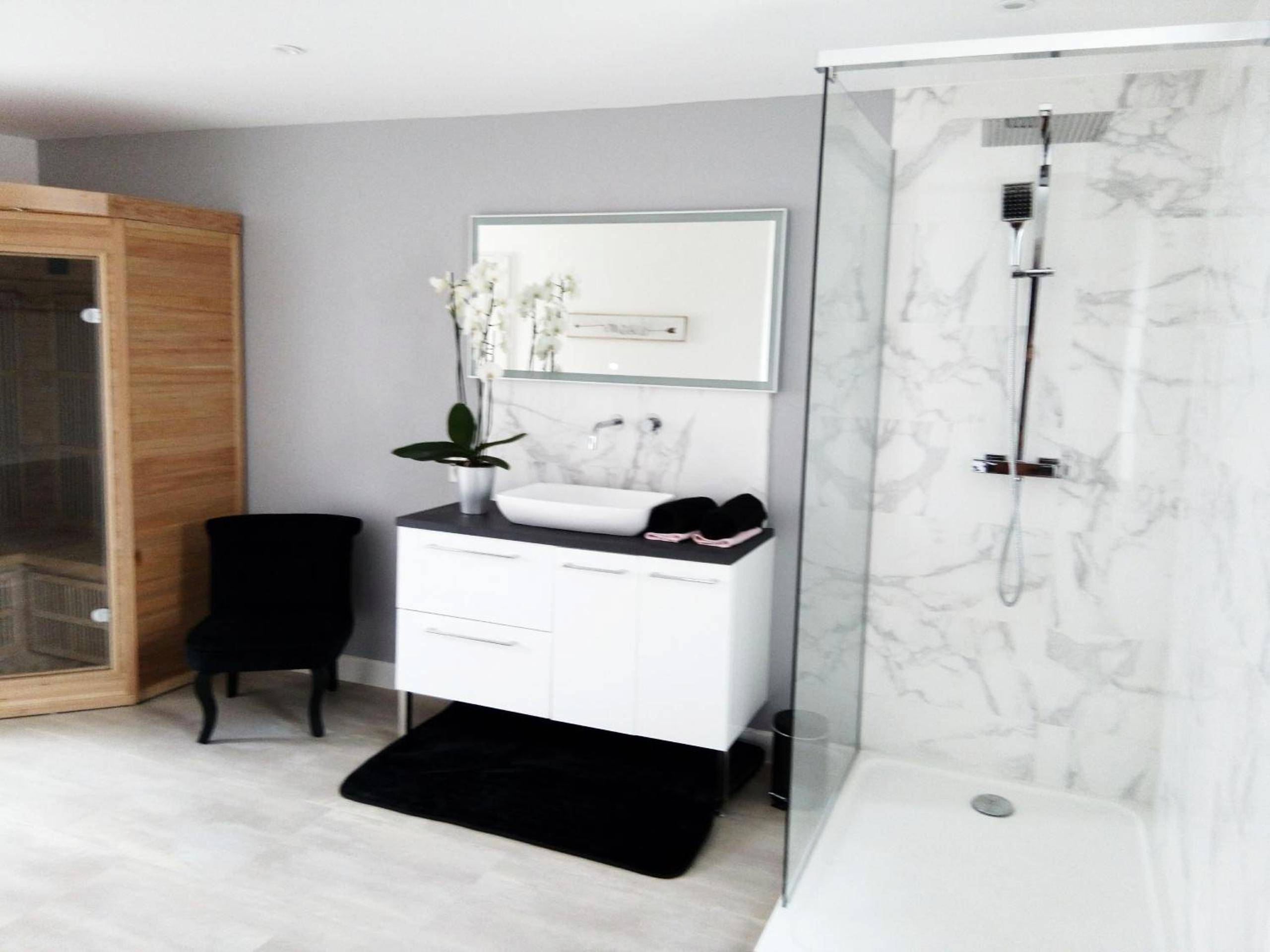 Salle de bain avec douche italienne et sauna - La Pause Romantique