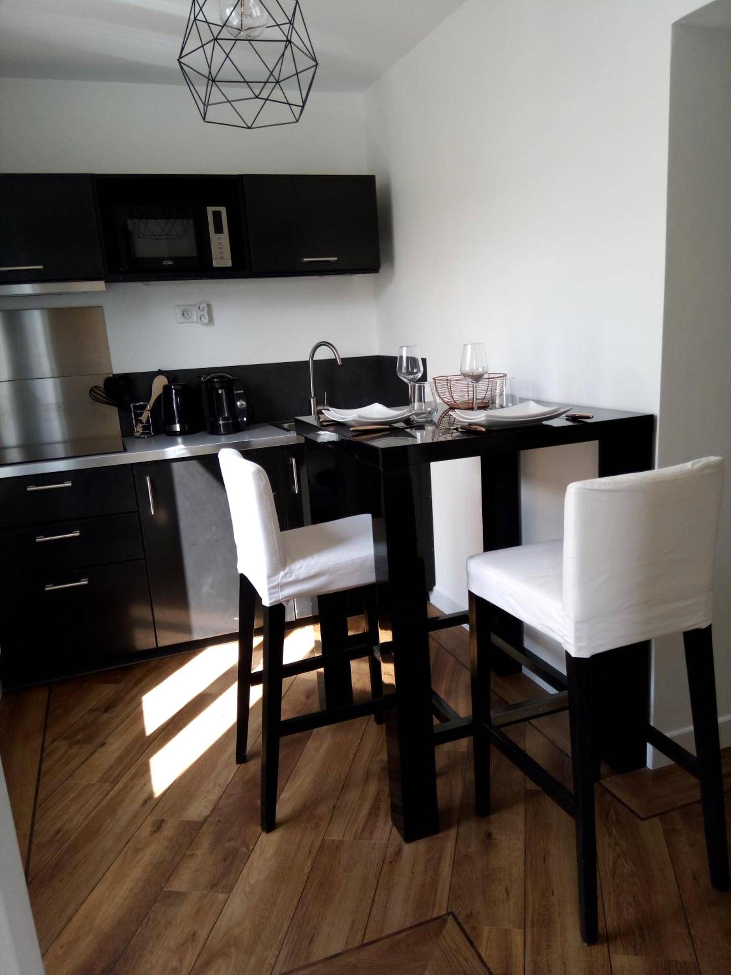 Espace cuisine avec table haute et deux chaises - La Pause Romantique