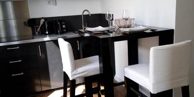 Espace cuisine avec table haute et deux chaises - La Pause Romantique