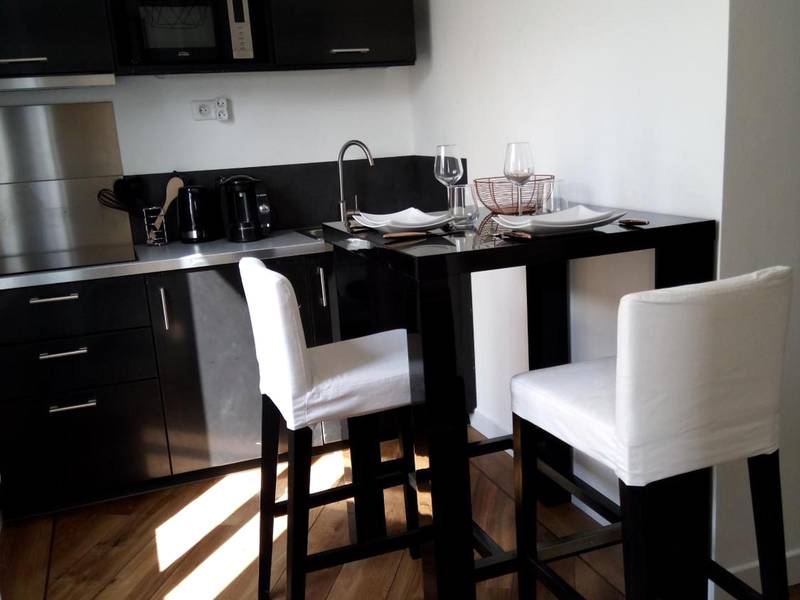 Espace cuisine avec table haute et deux chaises - La Pause Romantique