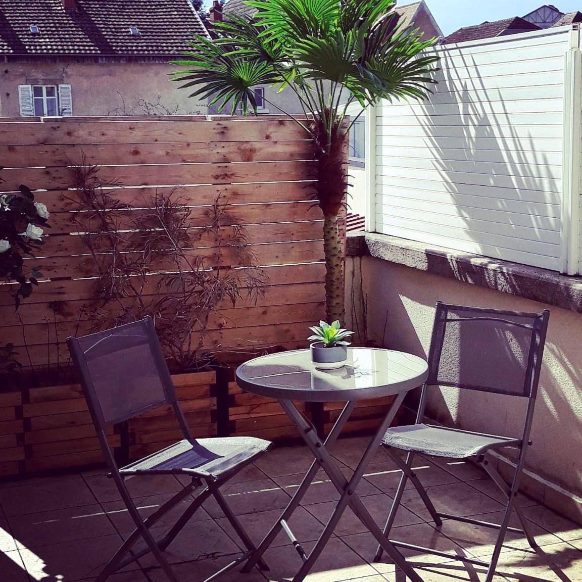 Terrasse privative avec table et chaises - La Pause Romantique