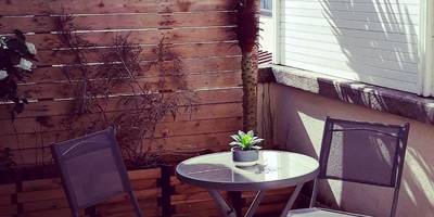 Terrasse privative avec table et chaises - La Pause Romantique