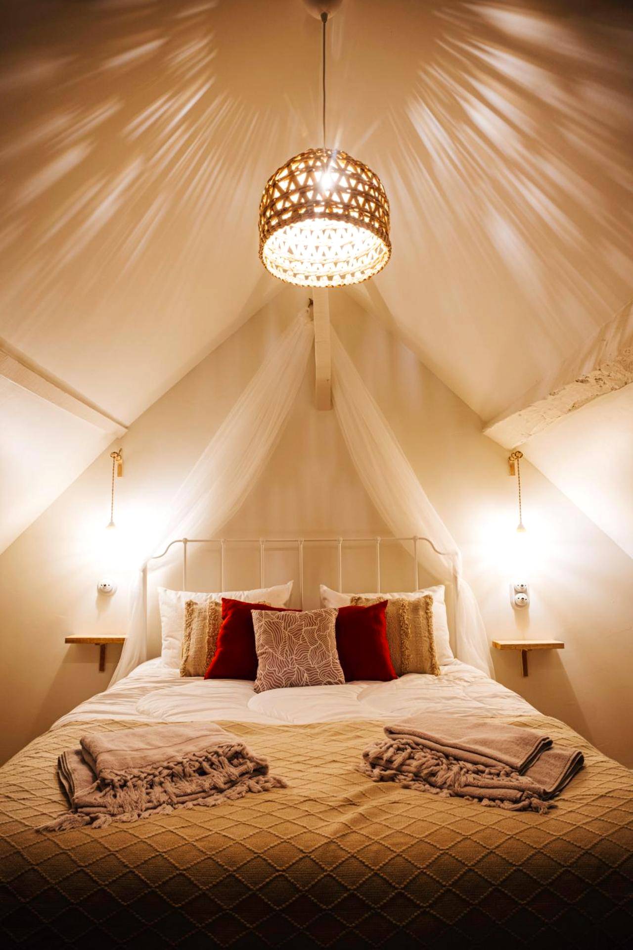 Chambre mansardée avec luminaire en osier - Loveroom Du Perche : maison avec balnéo