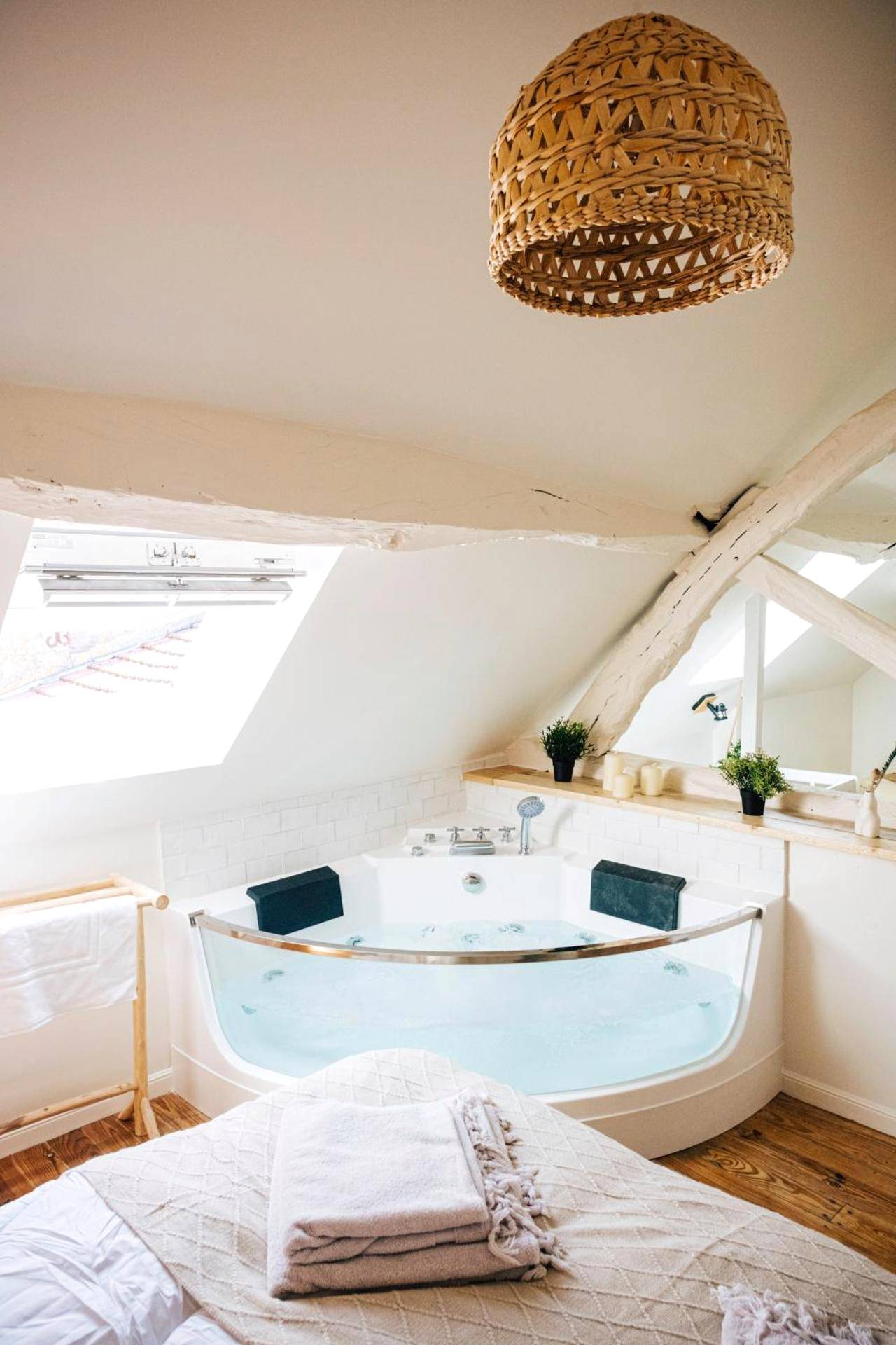 Photo du logement - Loveroom Du Perche : maison avec balnéo