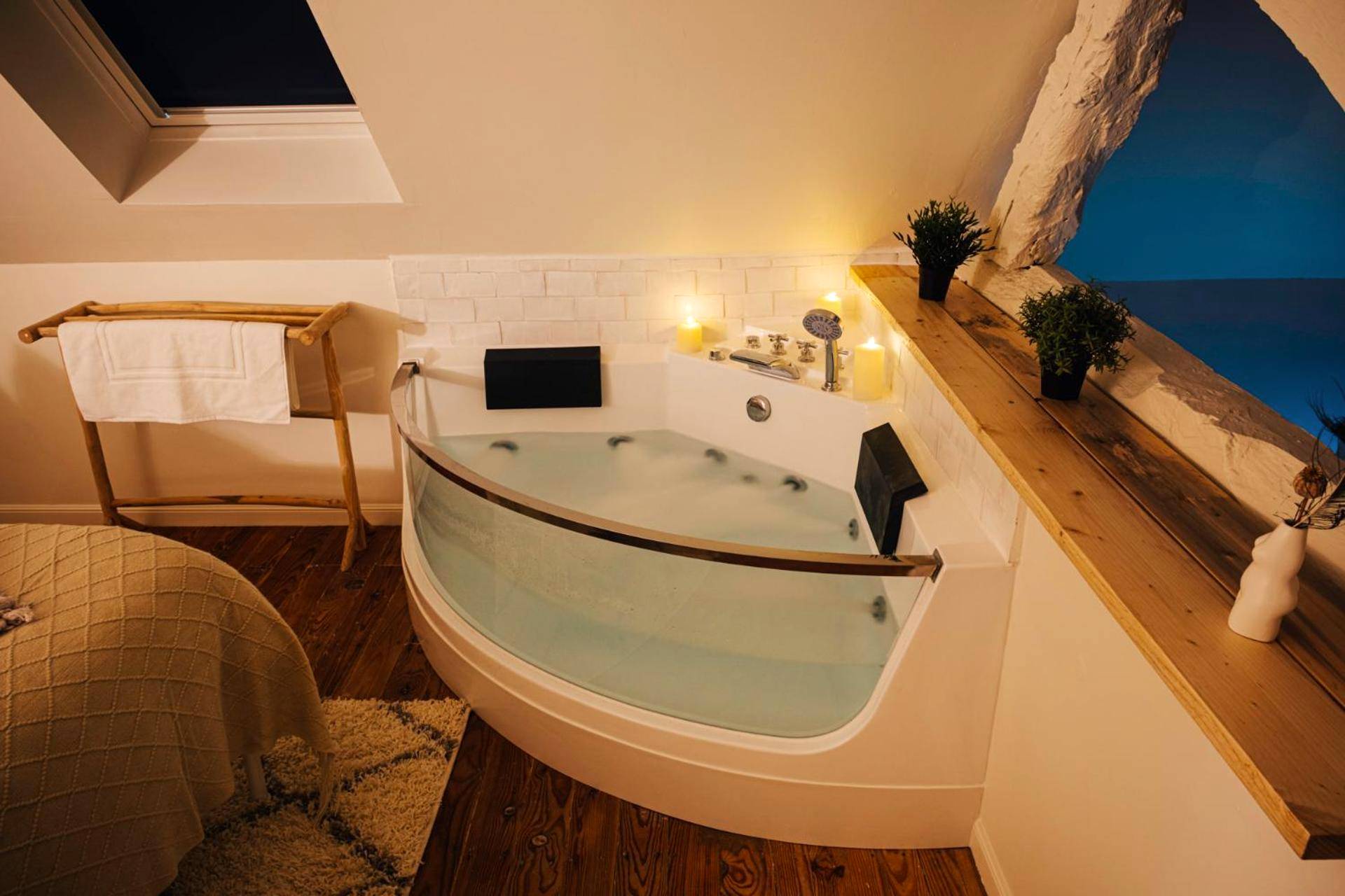 Baignoire balnéo vitrée sous velux - Loveroom Du Perche : maison avec balnéo