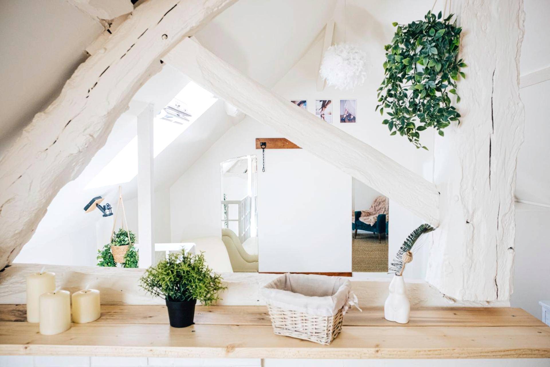 Décoration bohème avec poutres apparentes - Loveroom Du Perche : maison avec balnéo