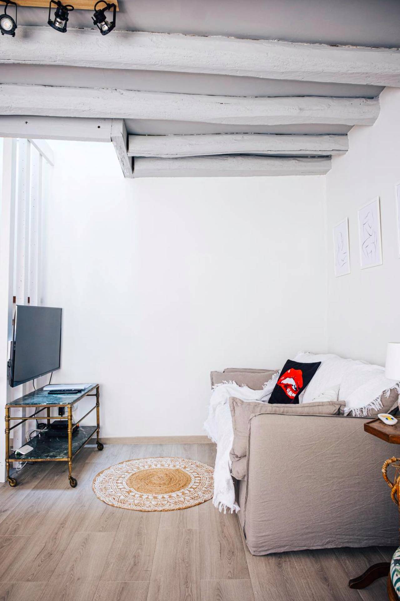 Salon avec canapé beige et télévision - Loveroom Du Perche : maison avec balnéo