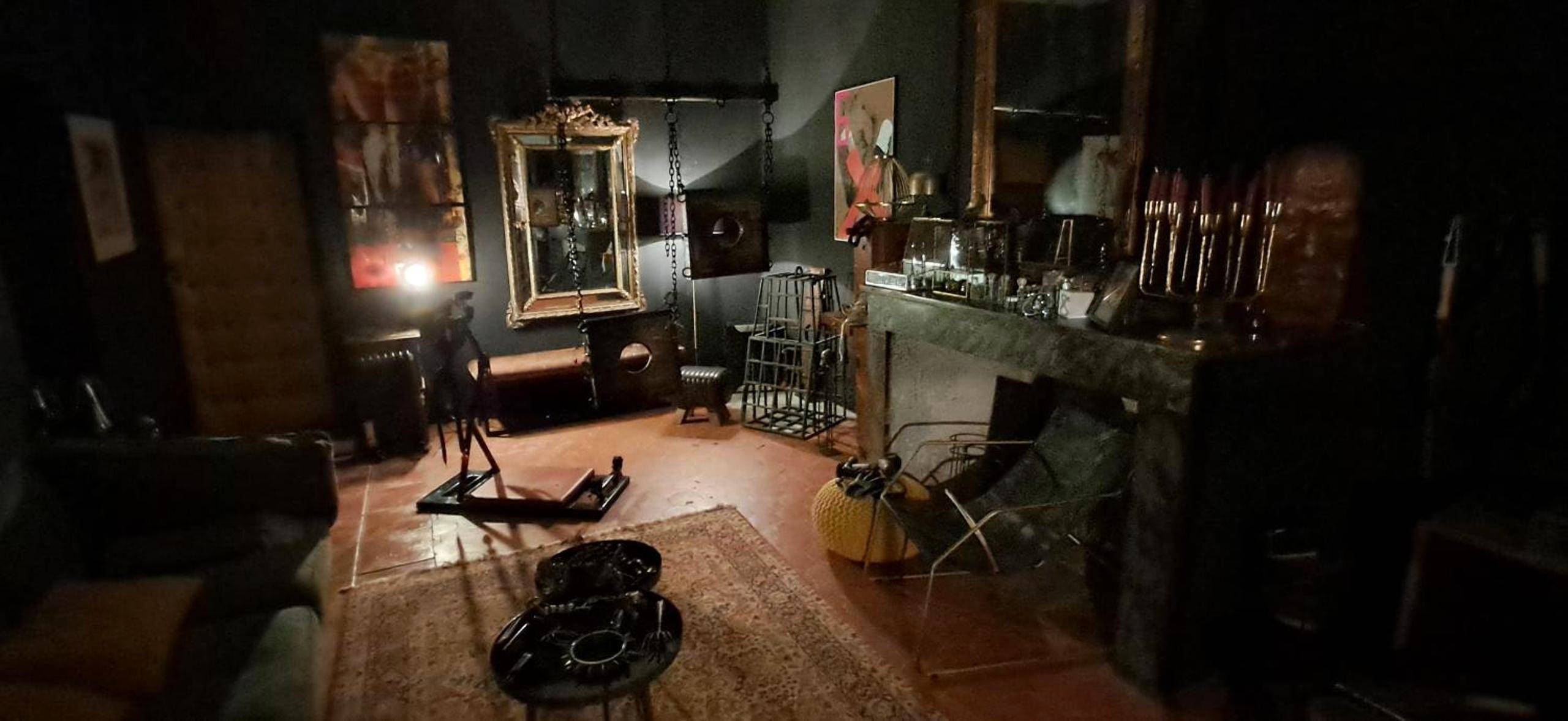 Salon thématique avec mobilier BDSM et miroirs - Love Room Toulon - Love room Perpignan - 35mn de Perpignan