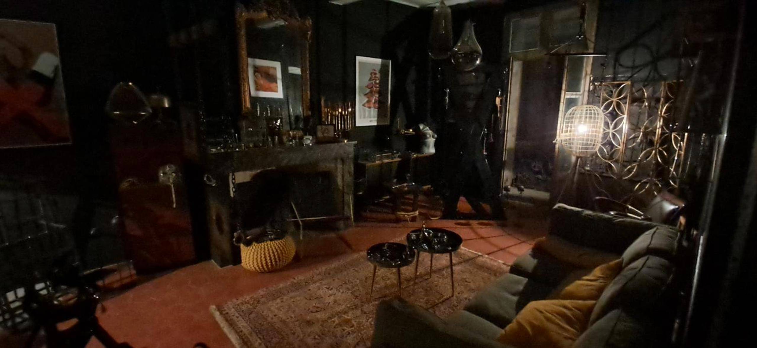 Canapé gris et tables basses dans salon sombre - Love room Perpignan - 35mn de Perpignan