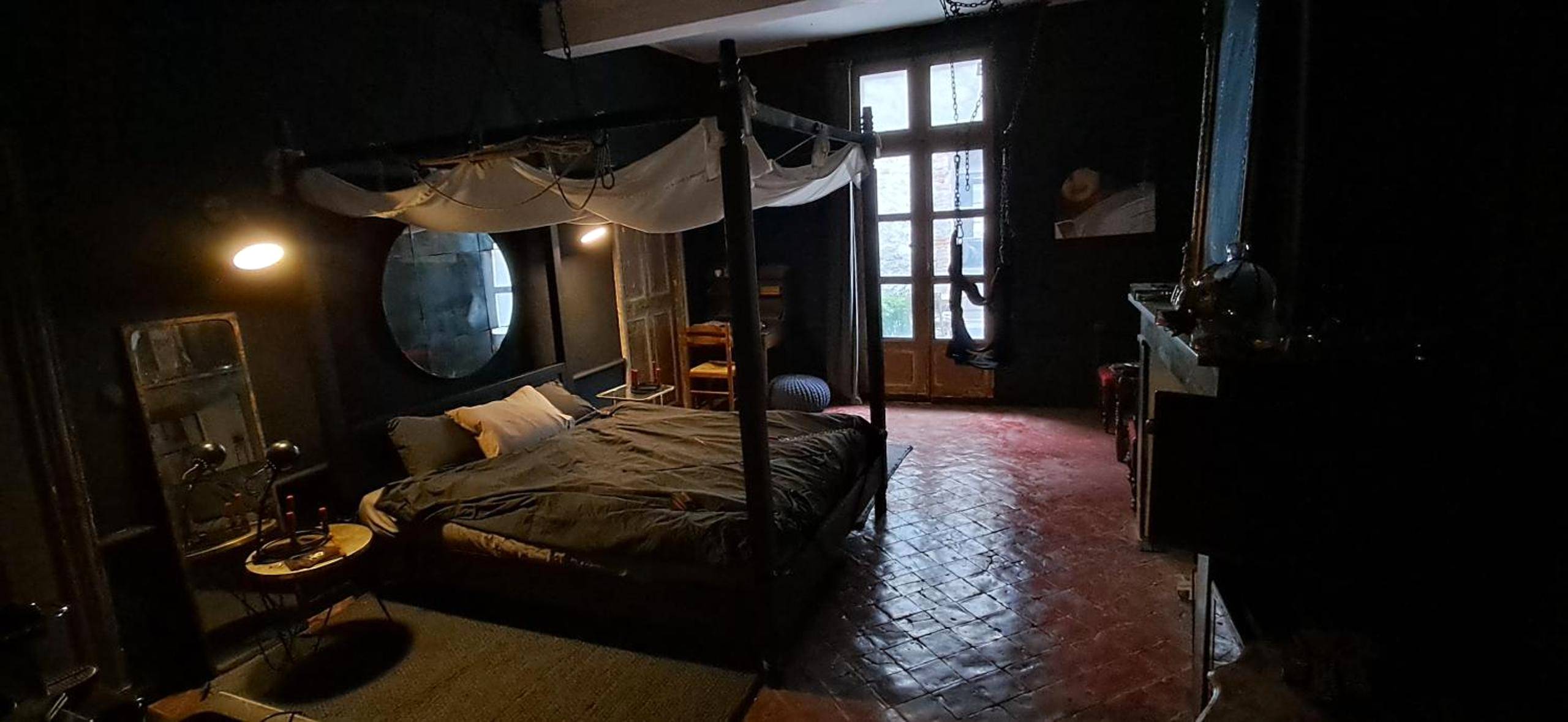 Lit à baldaquin avec voilage et miroir rond - Love room Perpignan - 35mn de Perpignan