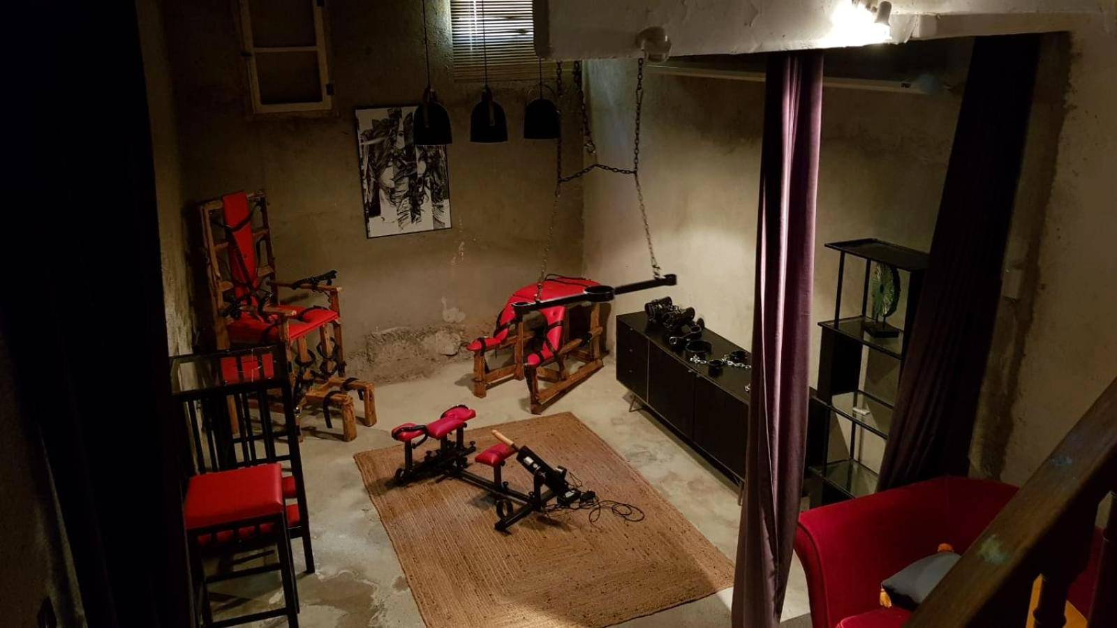 Salle de jeux équipée de mobilier érotique rouge - Love room Perpignan - 35mn de Perpignan