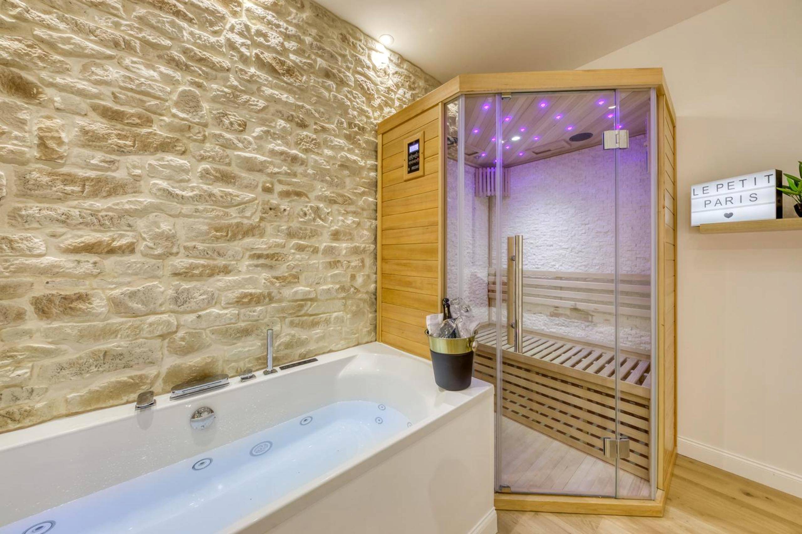Baignoire balnéo et sauna avec chromothérapie - Love Room Chartres - Le Petit Paris - Cocon & Spa & Sauna