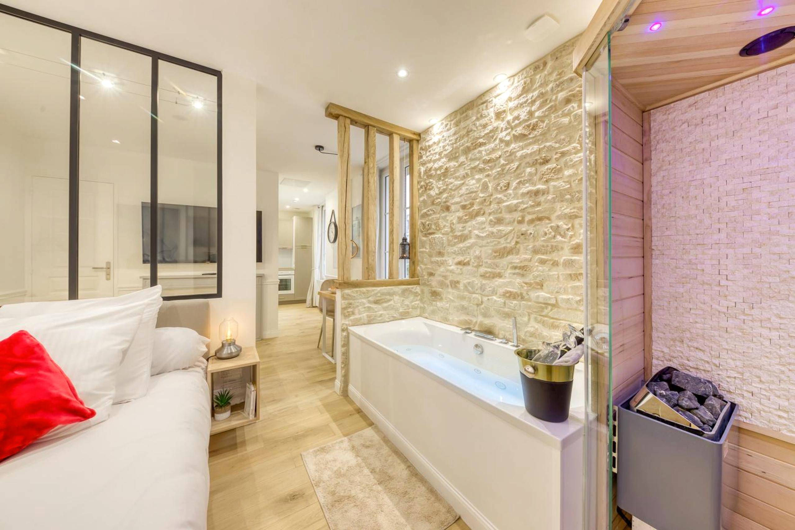 Vue d'ensemble avec lit, jacuzzi et sauna - Le Petit Paris - Cocon & Spa & Sauna