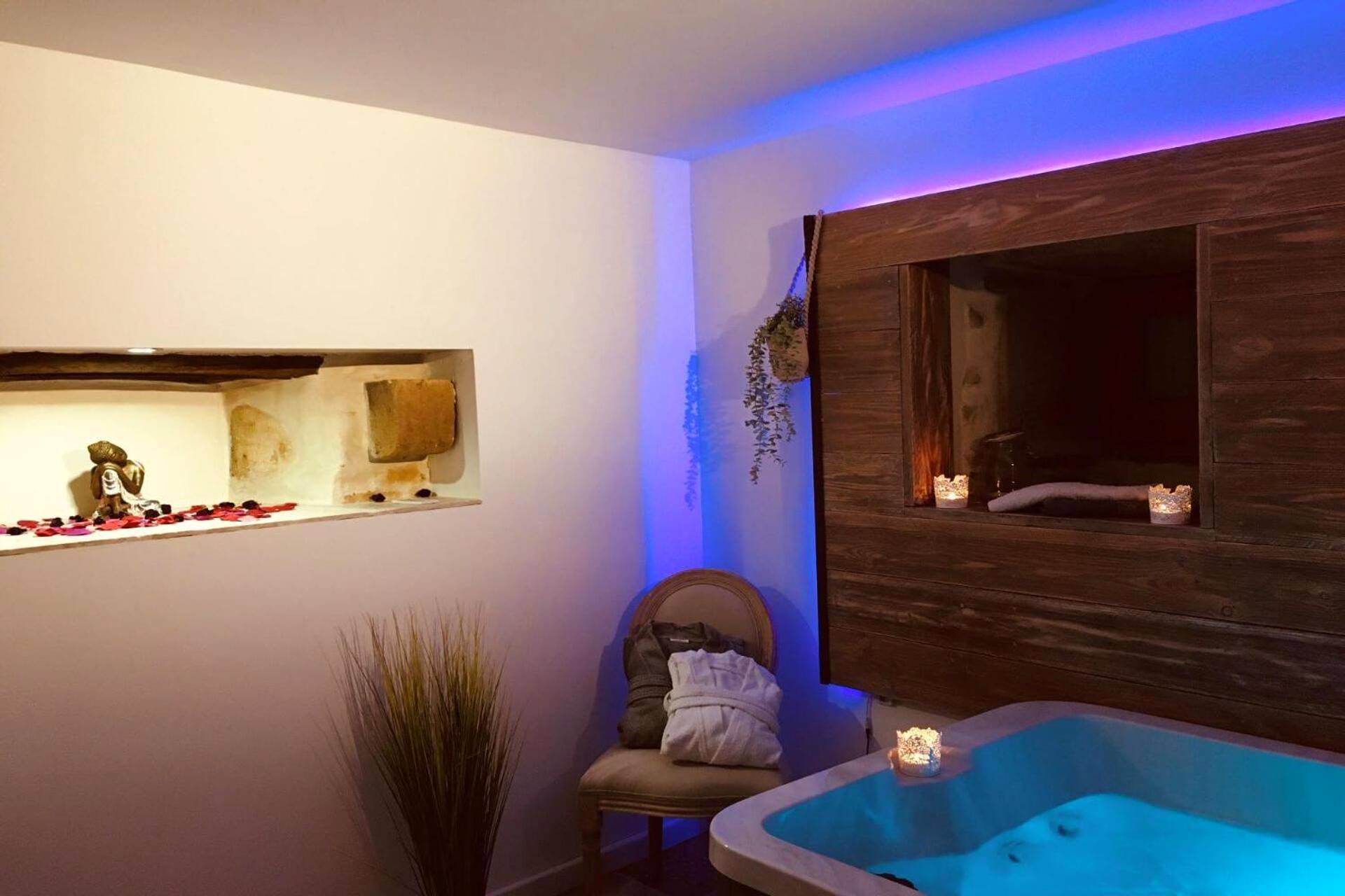 Jacuzzi privatif avec éclairage bleu néon - Love Room Saint - Alban - de - Roche - Le Petit Secret d'Alban