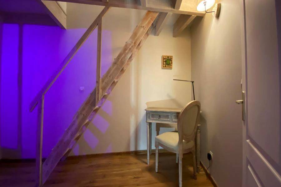 Espace bureau sous escalier en bois - Le Petit Secret d'Alban