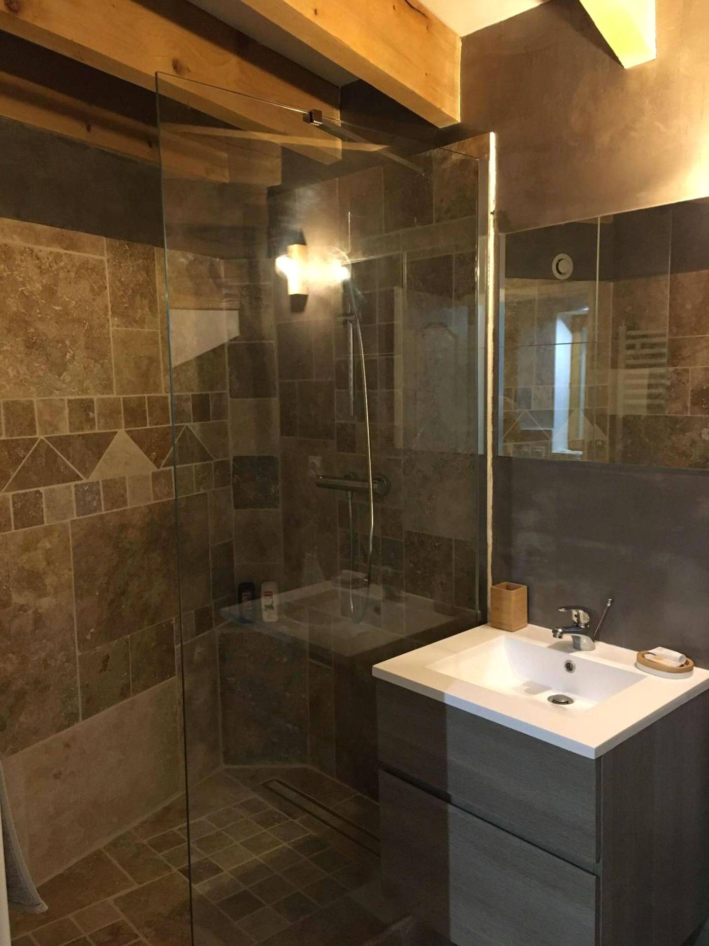Salle de bain avec douche à l'italienne - Le Petit Secret d'Alban