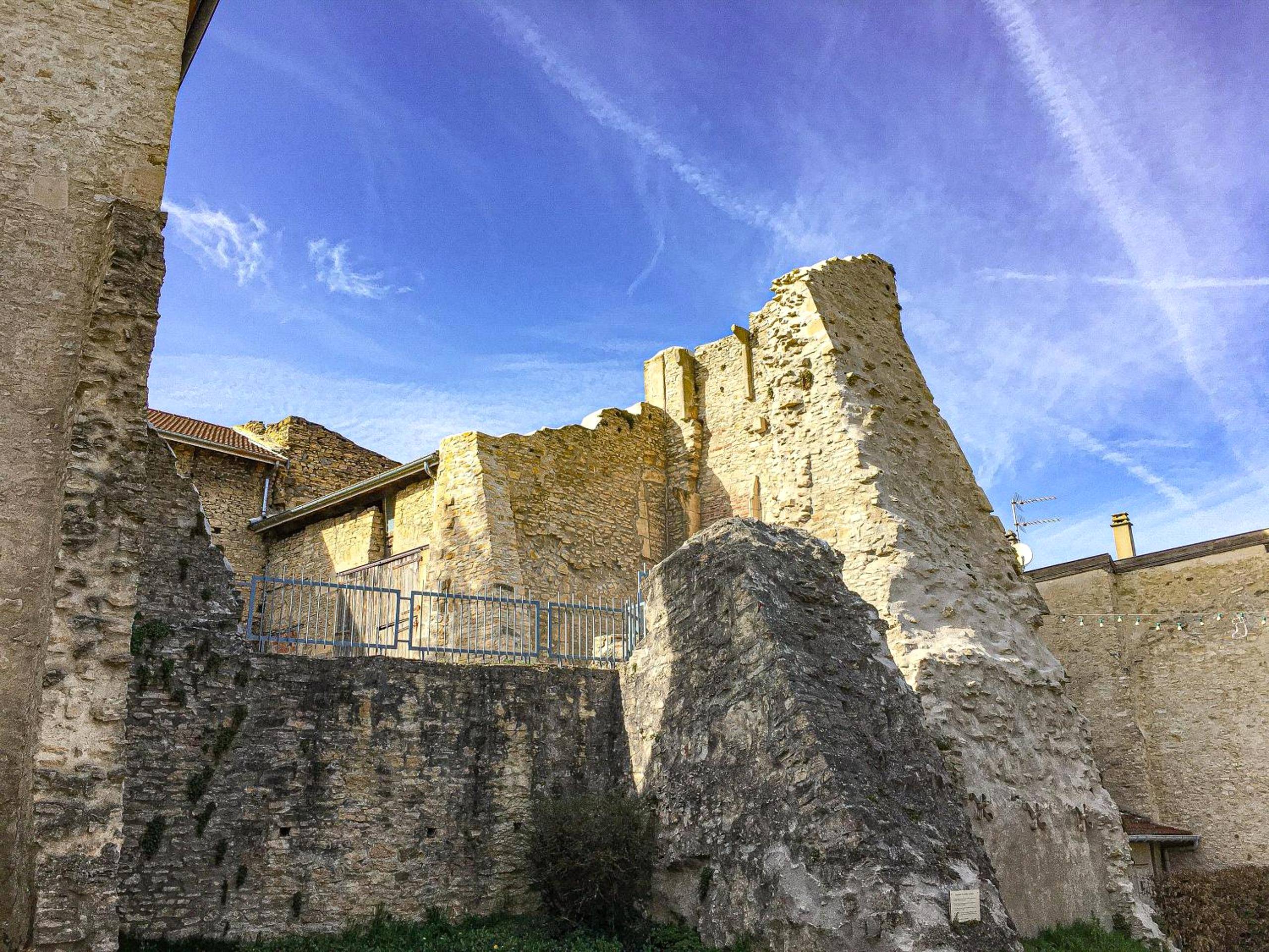 Vue extérieure des remparts en pierre - Le Petit Secret d'Alban