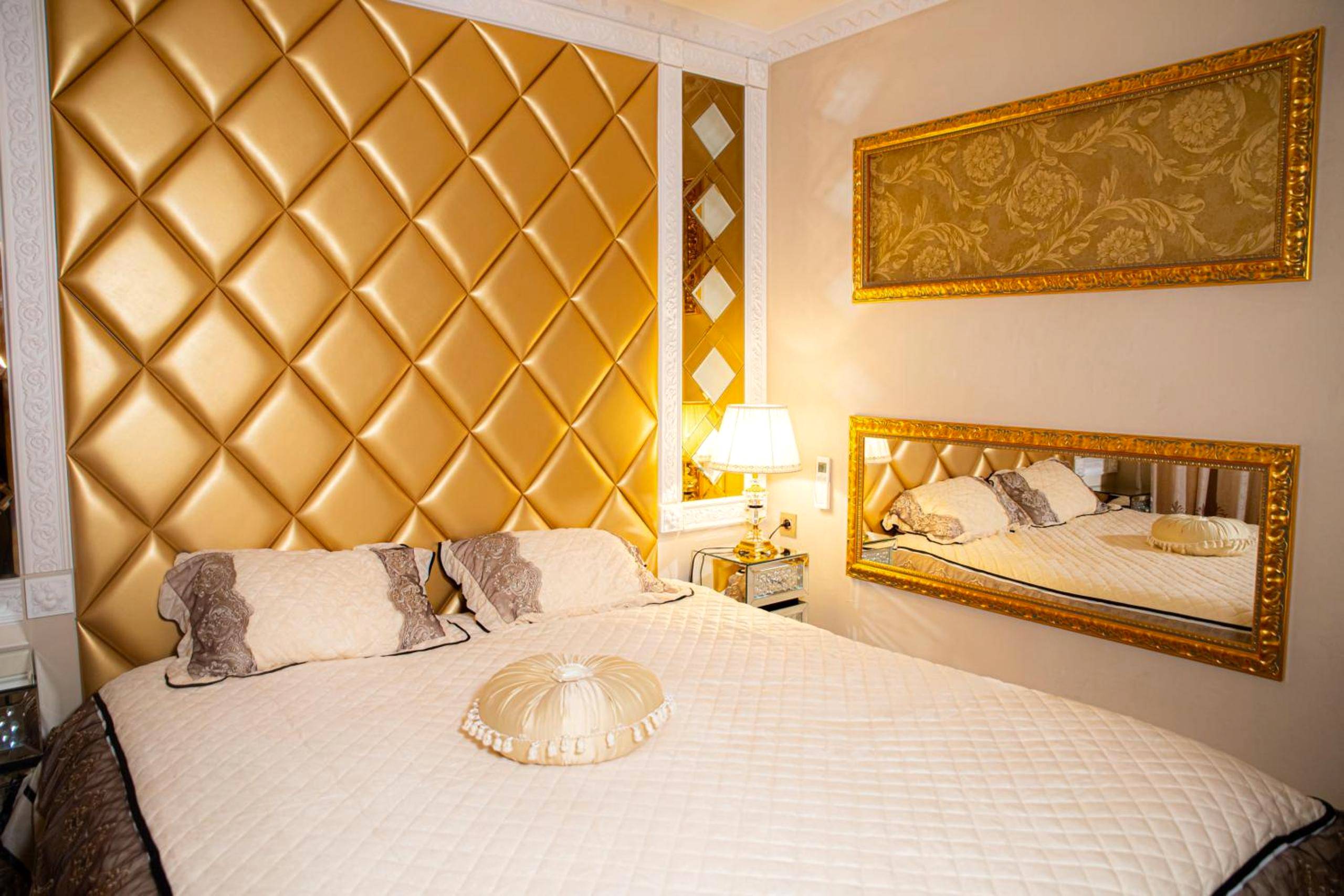 Lit double avec tête de lit capitonnée dorée - Le Petit Versailles