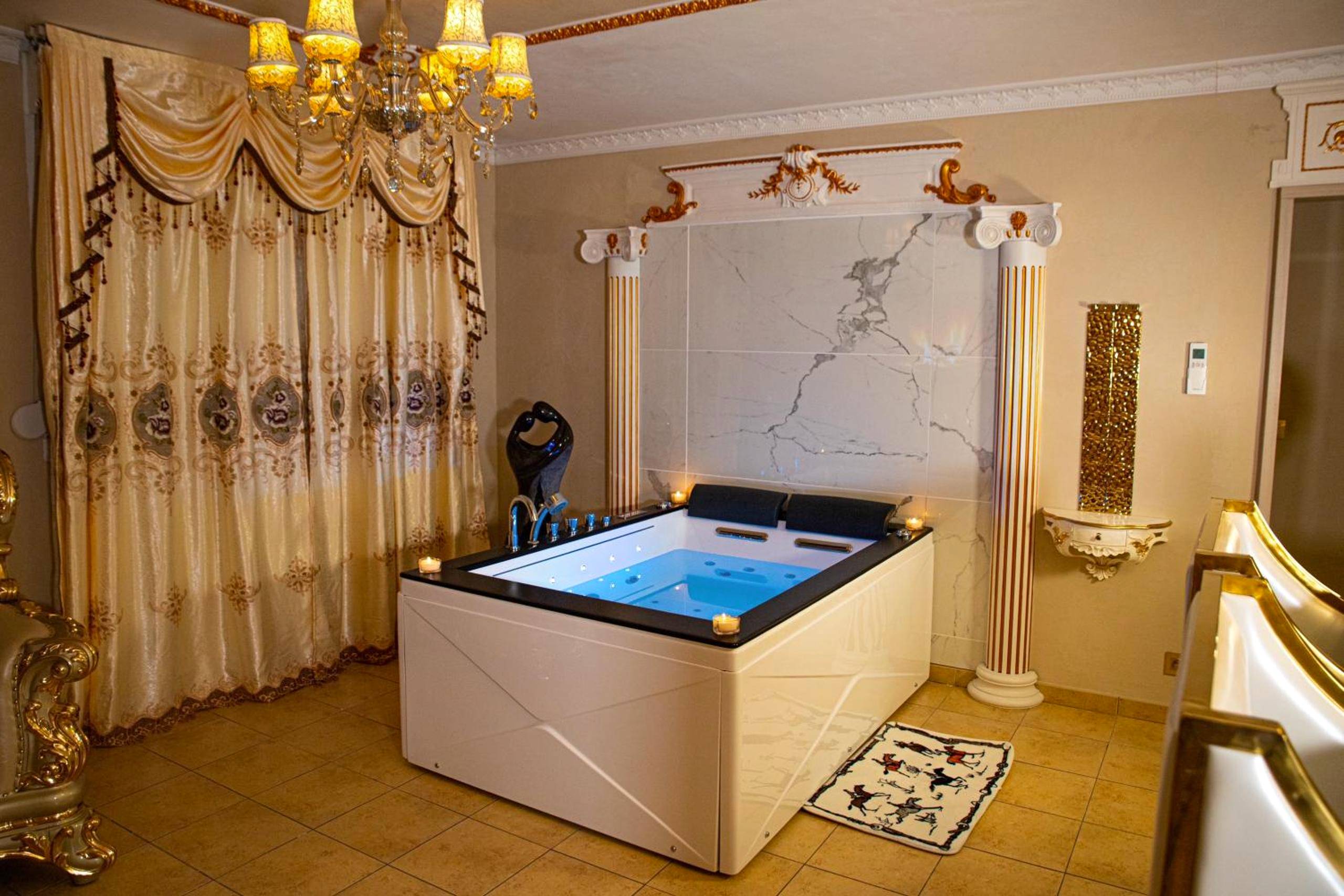 Jacuzzi privatif rectangulaire et colonnes - Le Petit Versailles