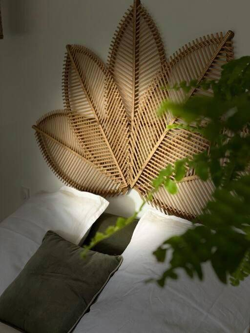 Tête de lit en rotin tressé en forme de feuilles - Love Room Vigneux - de - Bretagne - La Petite Grange - Spa Balnéo