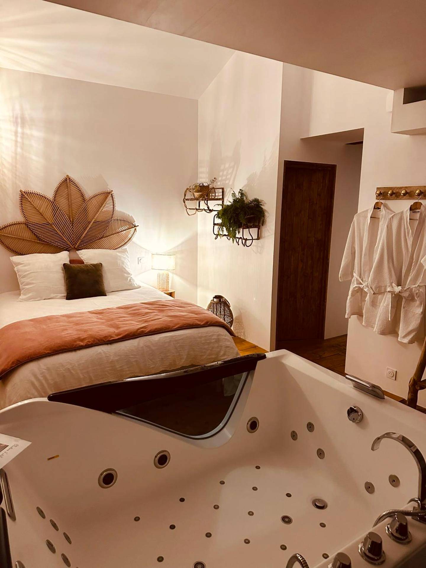 Chambre avec baignoire balnéo et peignoirs - La Petite Grange - Spa Balnéo