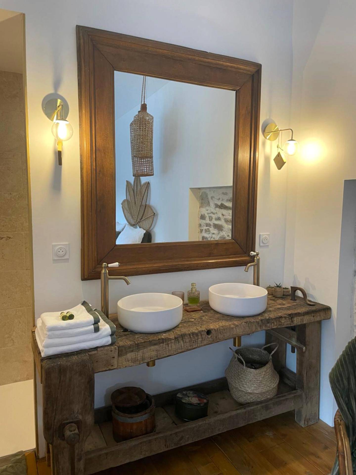 Double vasque sur meuble en bois brut - La Petite Grange - Spa Balnéo