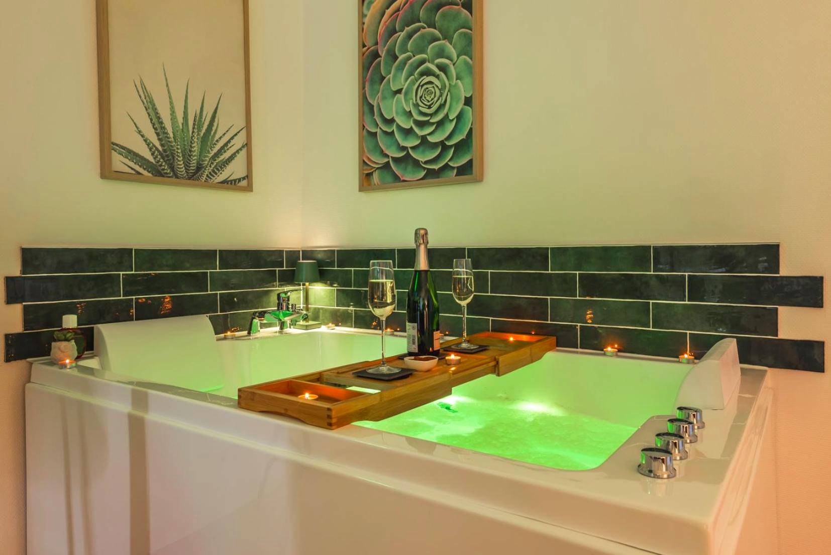 Baignoire balnéo avec champagne et bougies - Love Room Schweighouse - sur - Moder - La Petite Jungle Romantique - Balnéo...