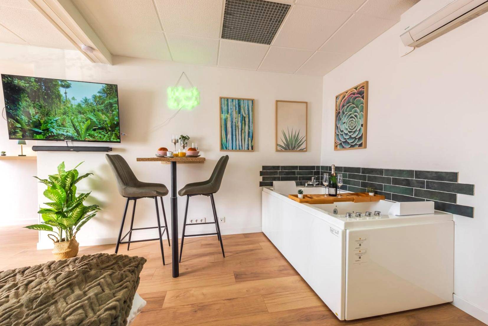 Espace détente avec jacuzzi et mange - debout - La Petite Jungle Romantique - Balnéo et Détente