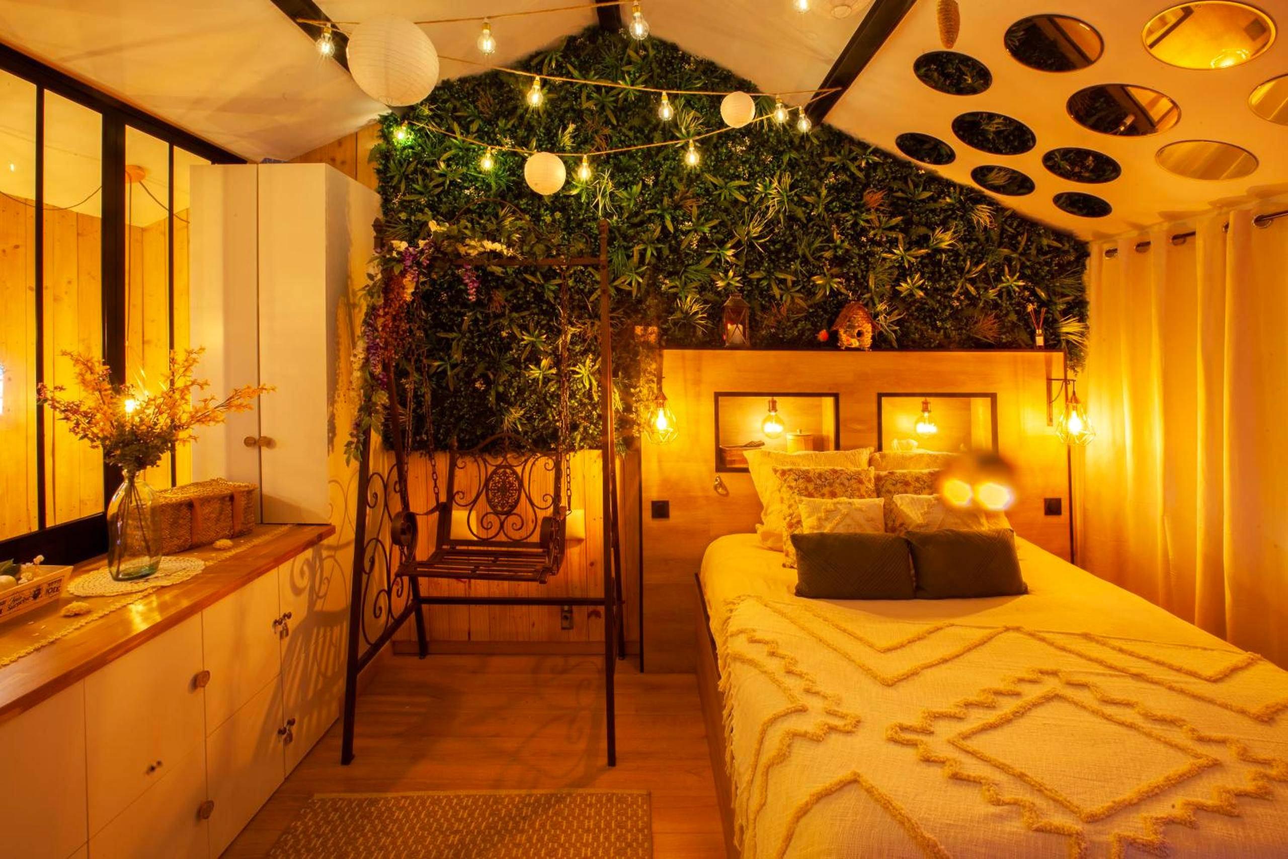 Lit double et balancelle sous mur végétal - Love Room Romantique Les Petits Plaisirs