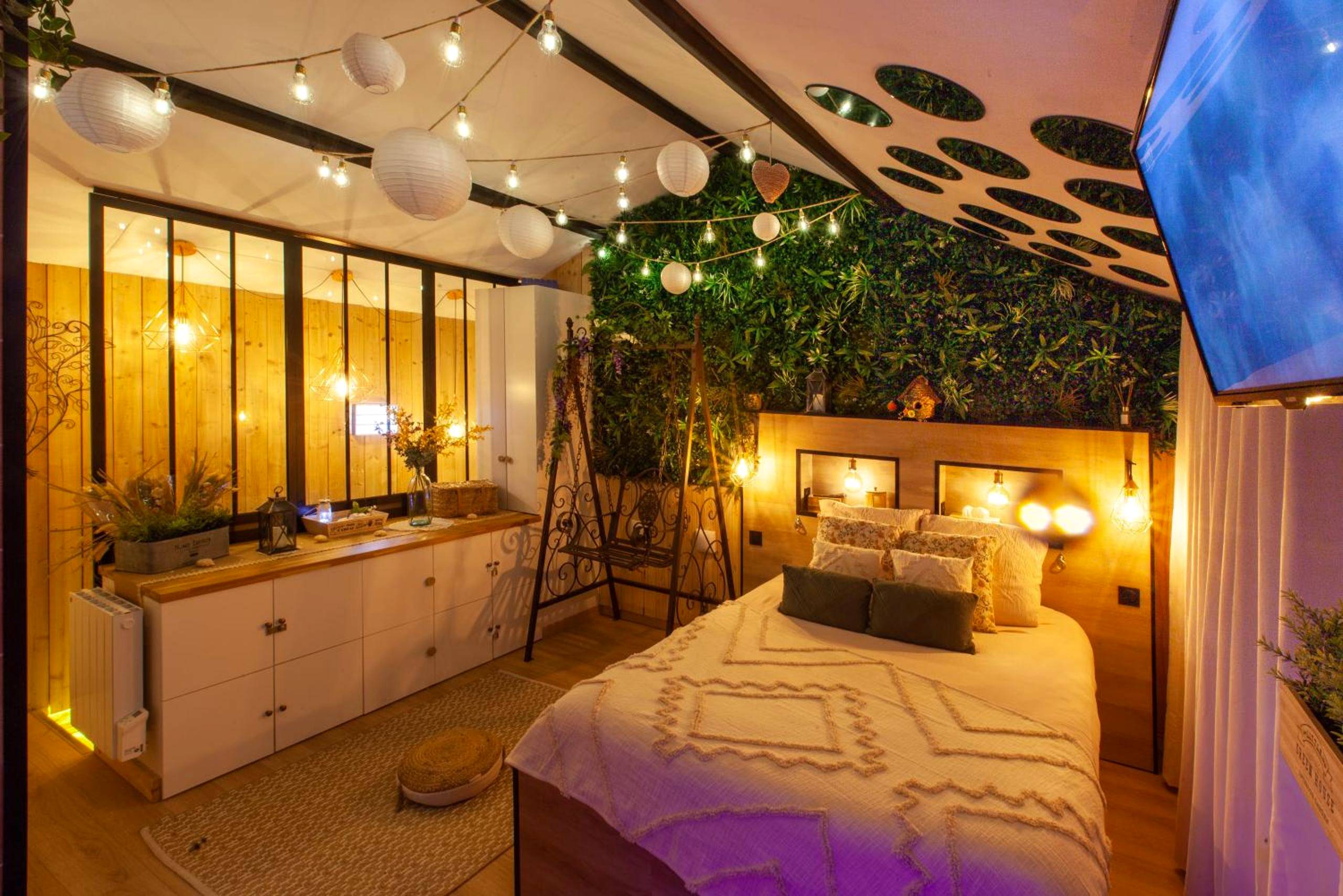 Chambre romantique avec guirlandes lumineuses - Love Room Romantique Les Petits Plaisirs