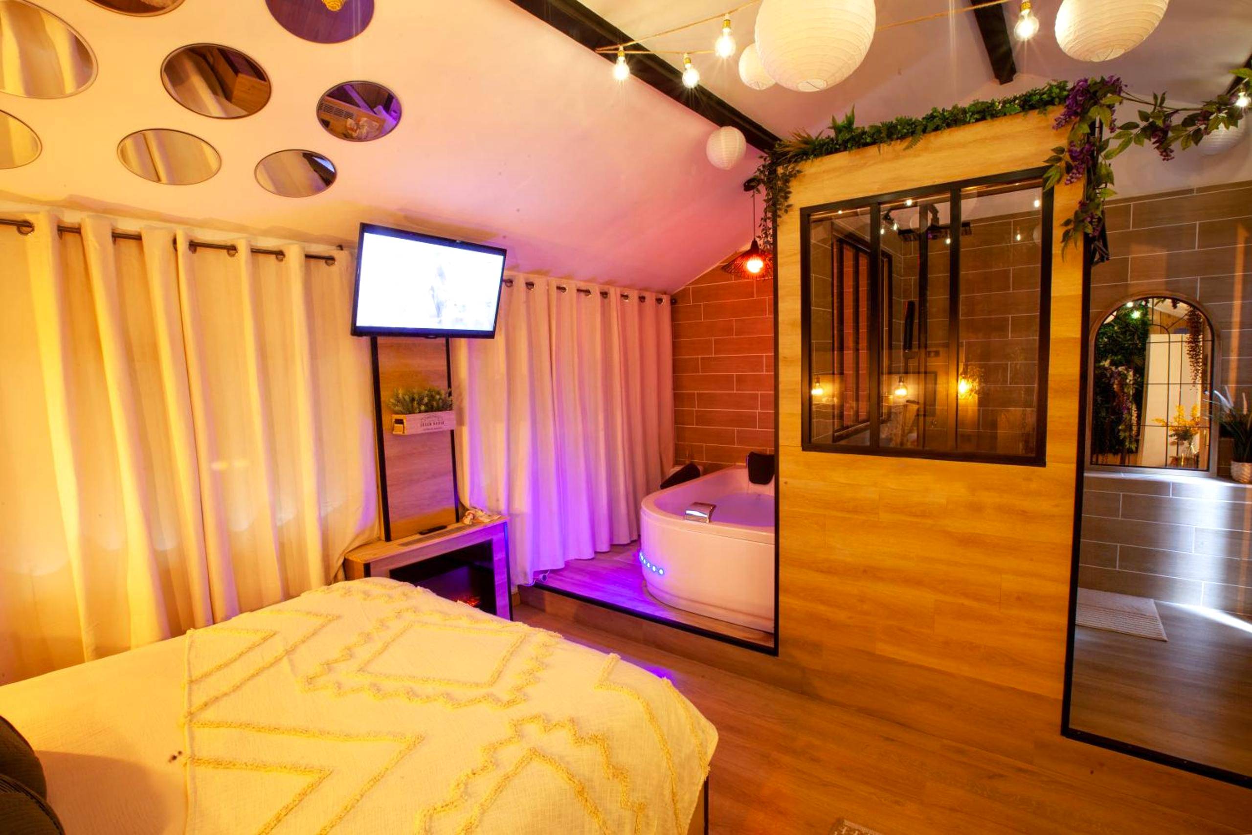 Baignoire balnéo et lit avec miroirs au plafond - Love Room Romantique Les Petits Plaisirs