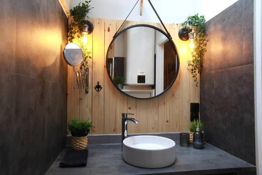 Vasque ronde et miroir suspendu sur bois - Love Room Romantique Les Petits Plaisirs