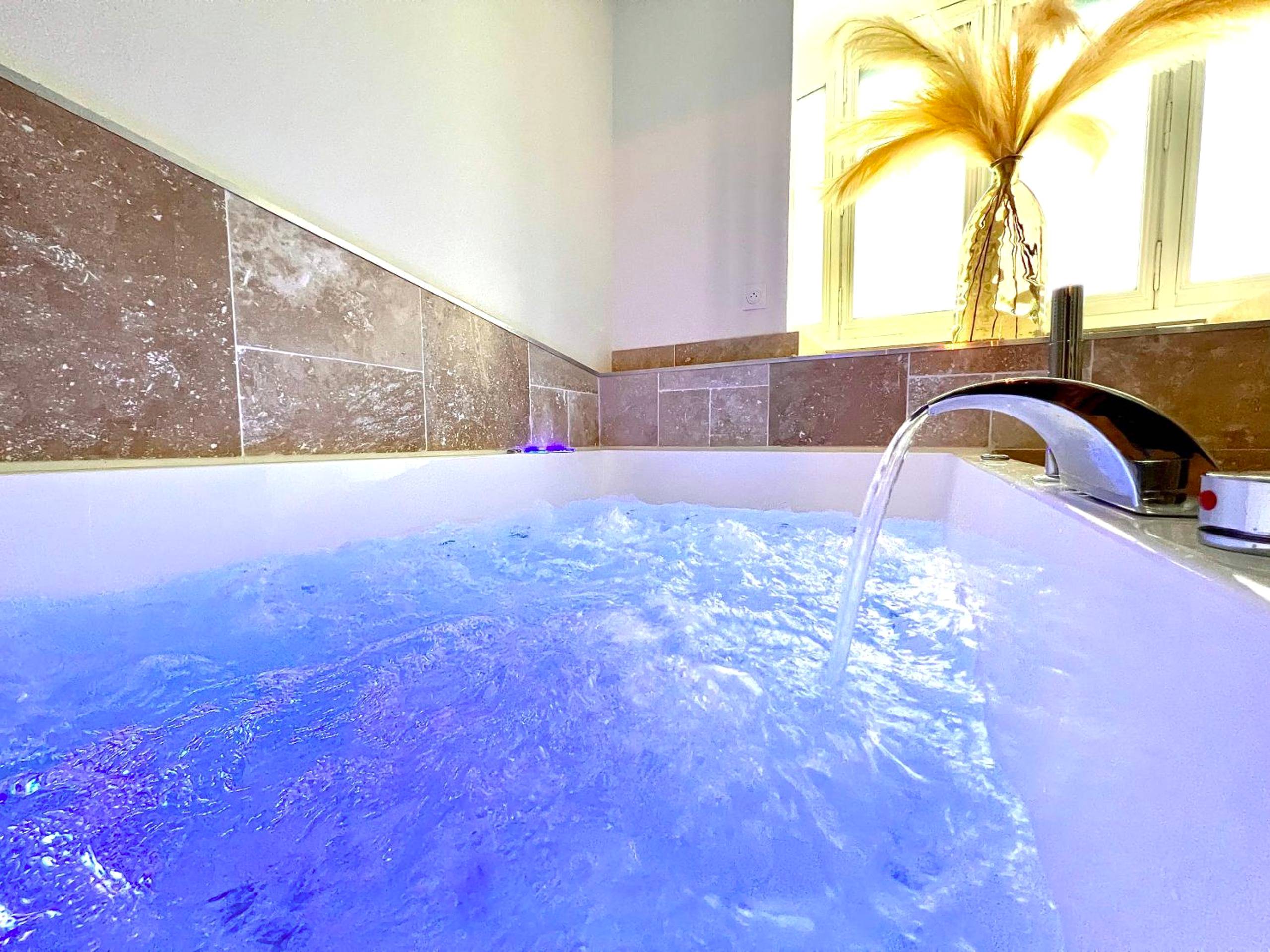 Baignoire balnéo avec cascade et lumière bleue - Love Room Angers - Love Room Secrète Les Petits Plaisirs