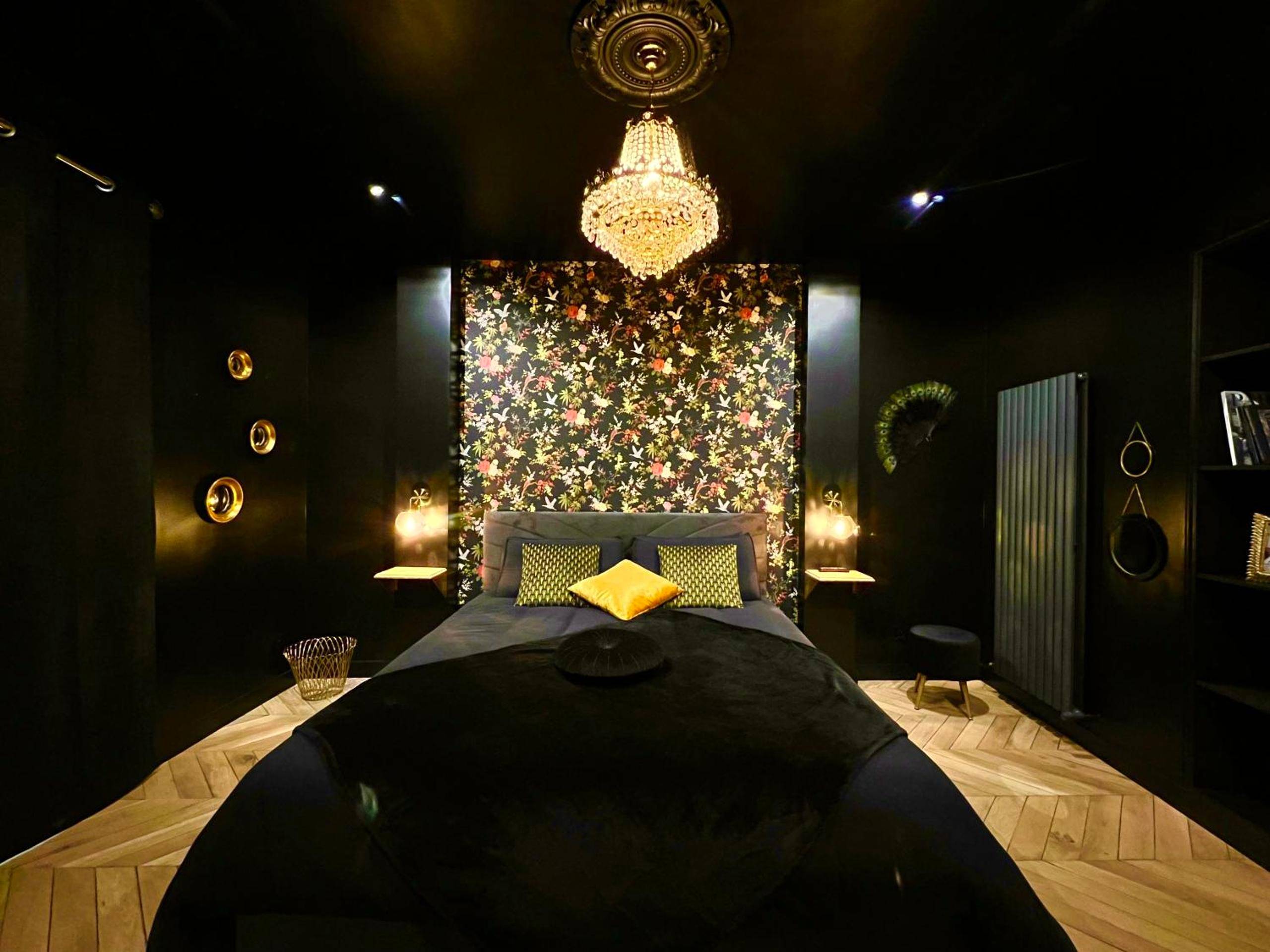 Chambre sombre avec lustre et papier peint fleuri - Love Room Secrète Les Petits Plaisirs