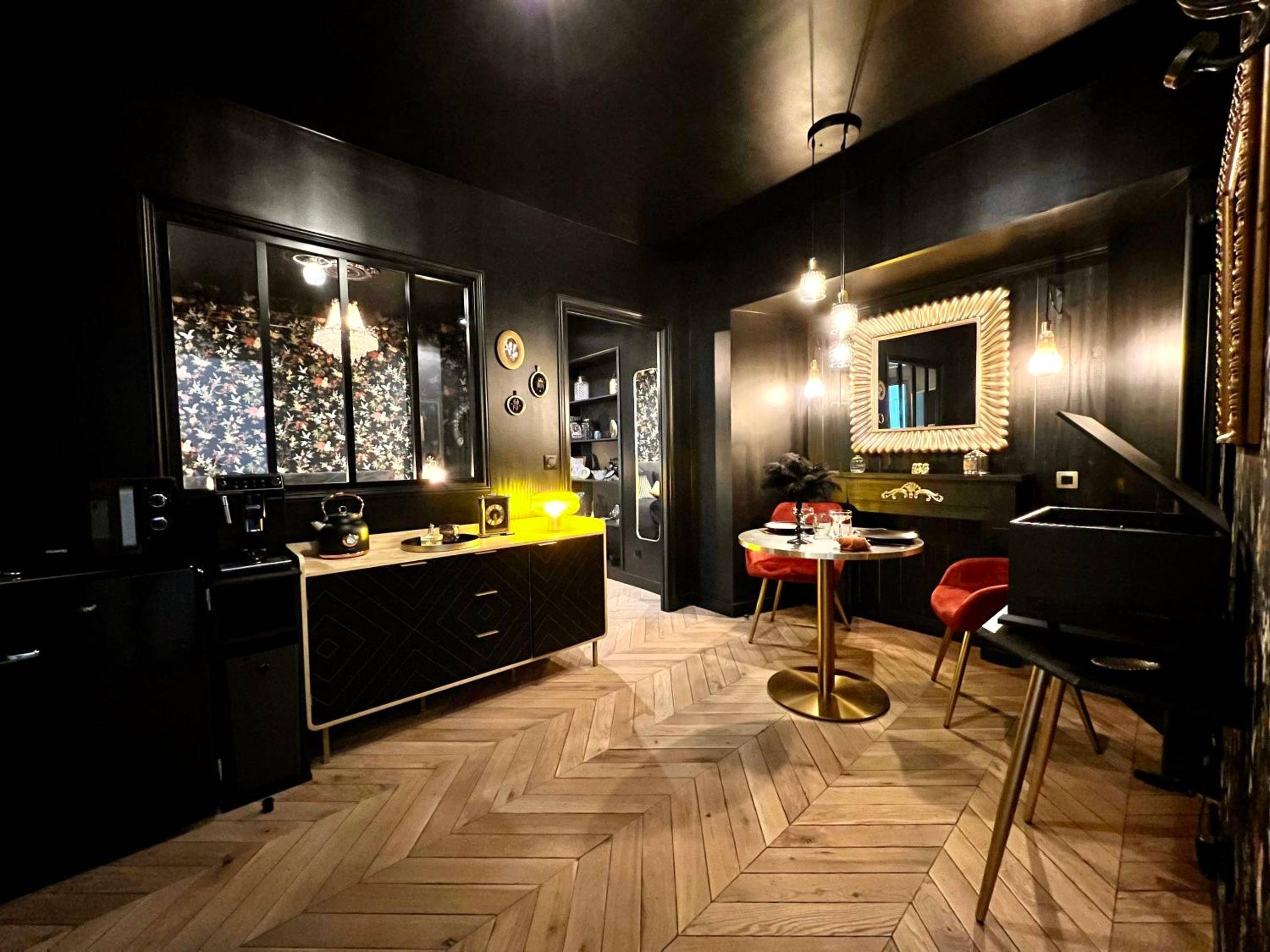 Espace dînatoire avec table ronde et chaises - Love Room Secrète Les Petits Plaisirs