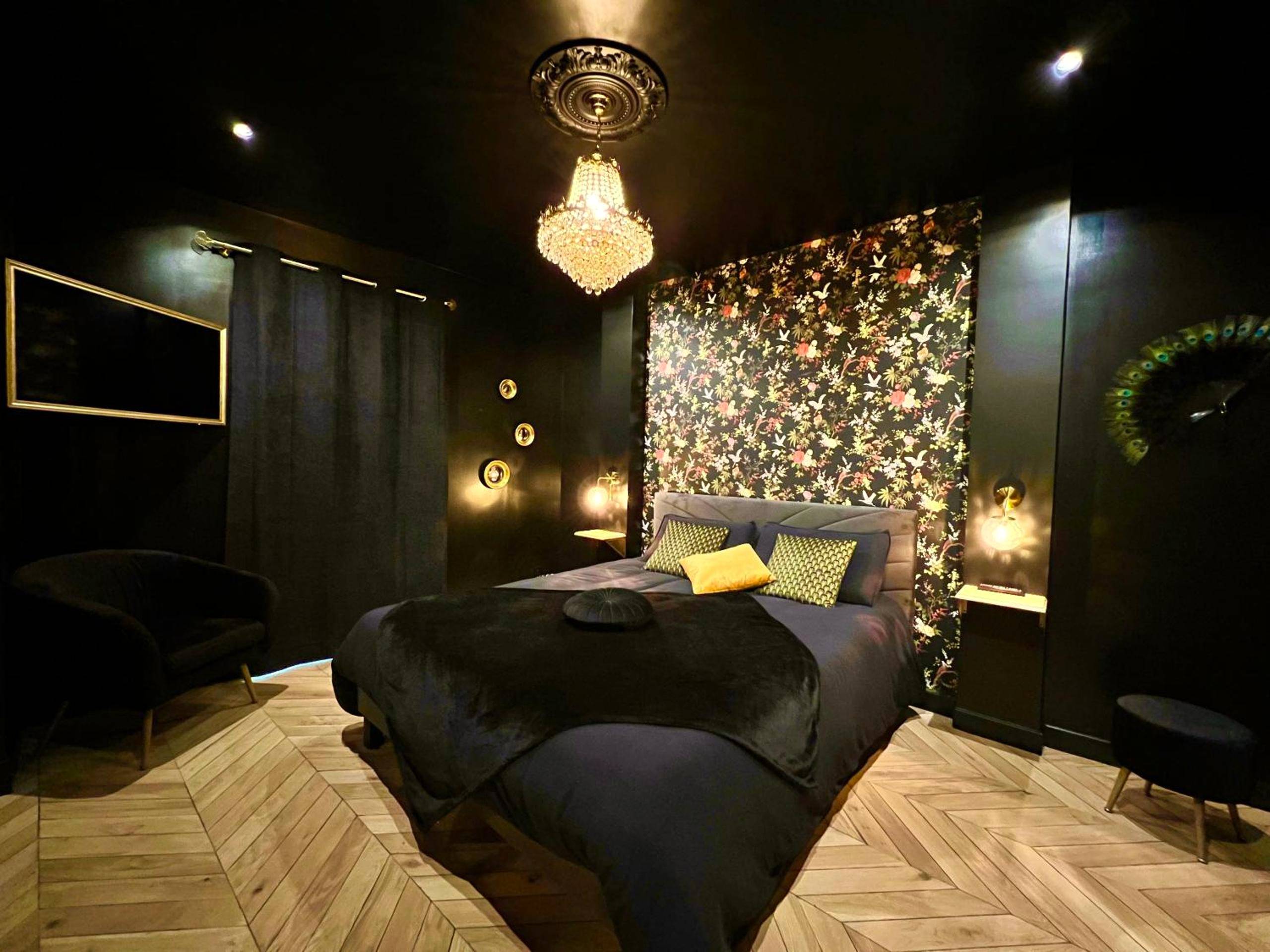 Lit double dans une chambre au style baroque - Love Room Secrète Les Petits Plaisirs