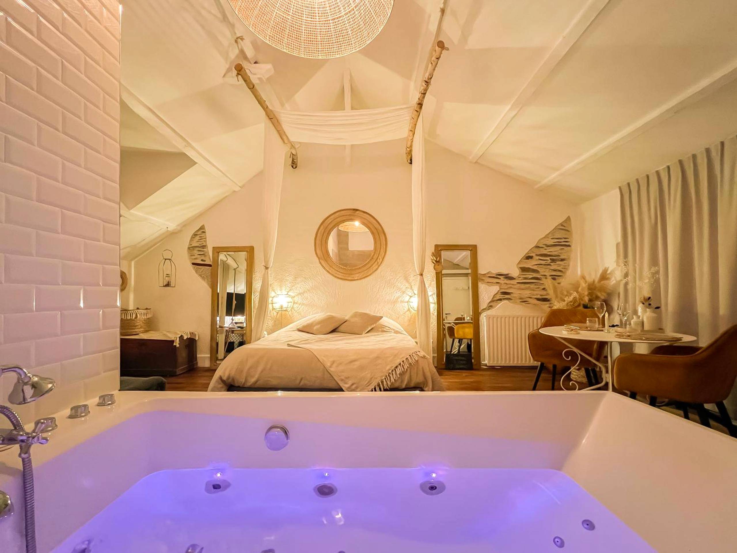Jacuzzi privatif avec éclairage LED violet - Love Room Angers - Love Room Bohème Les Petits Plaisirs
