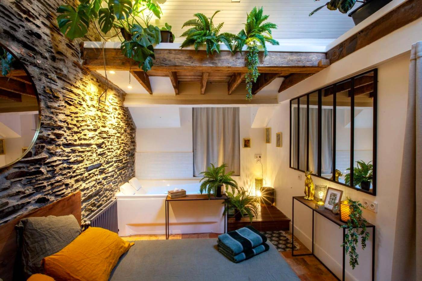 Suite romantique avec baignoire balnéo - Love Room Bohème Les Petits Plaisirs