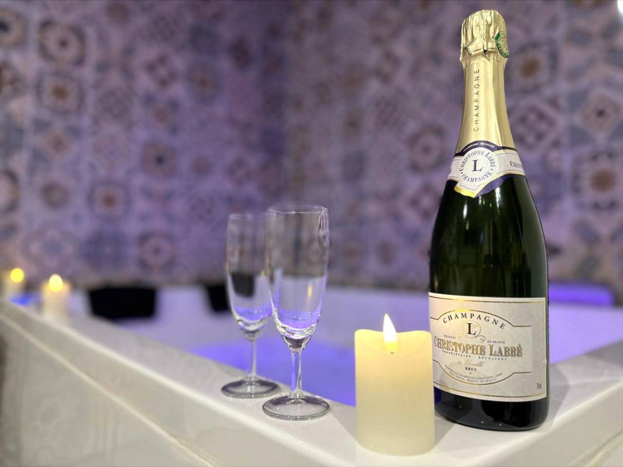 Champagne et flûtes au bord du jacuzzi - Love Room Loire - Authion - Les pieds dans l'eau ALOHA