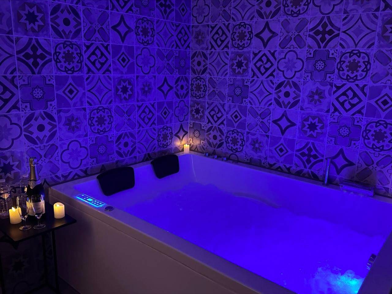 Jacuzzi privatif avec éclairage néon bleu - Les pieds dans l'eau ALOHA