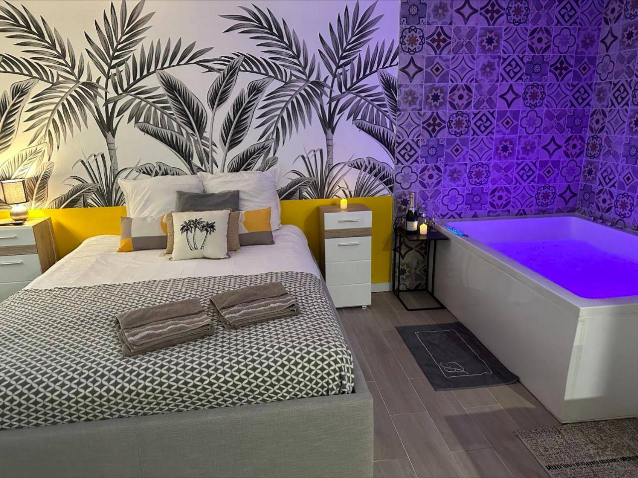 Chambre avec lit double et jacuzzi attenant - Les pieds dans l'eau ALOHA