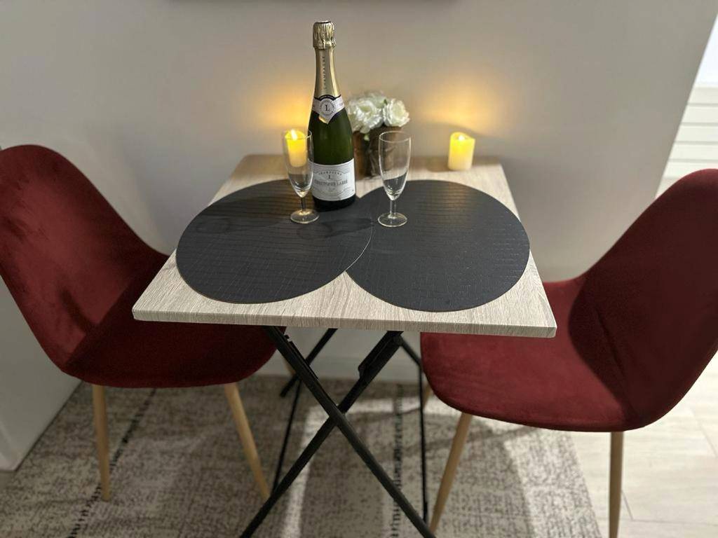 Table de dîner romantique avec champagne - Les pieds dans l'eau ALOHA