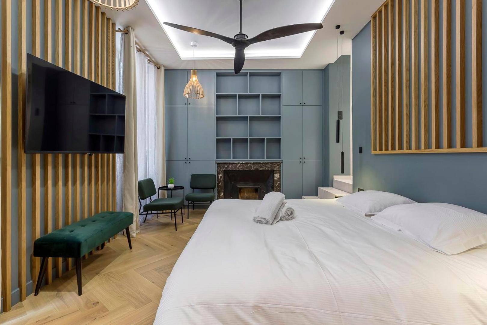 Chambre avec lit king size et cheminée décorative - Love Room Lyon - Love Room Balneo Sauna Pierre Corneille !